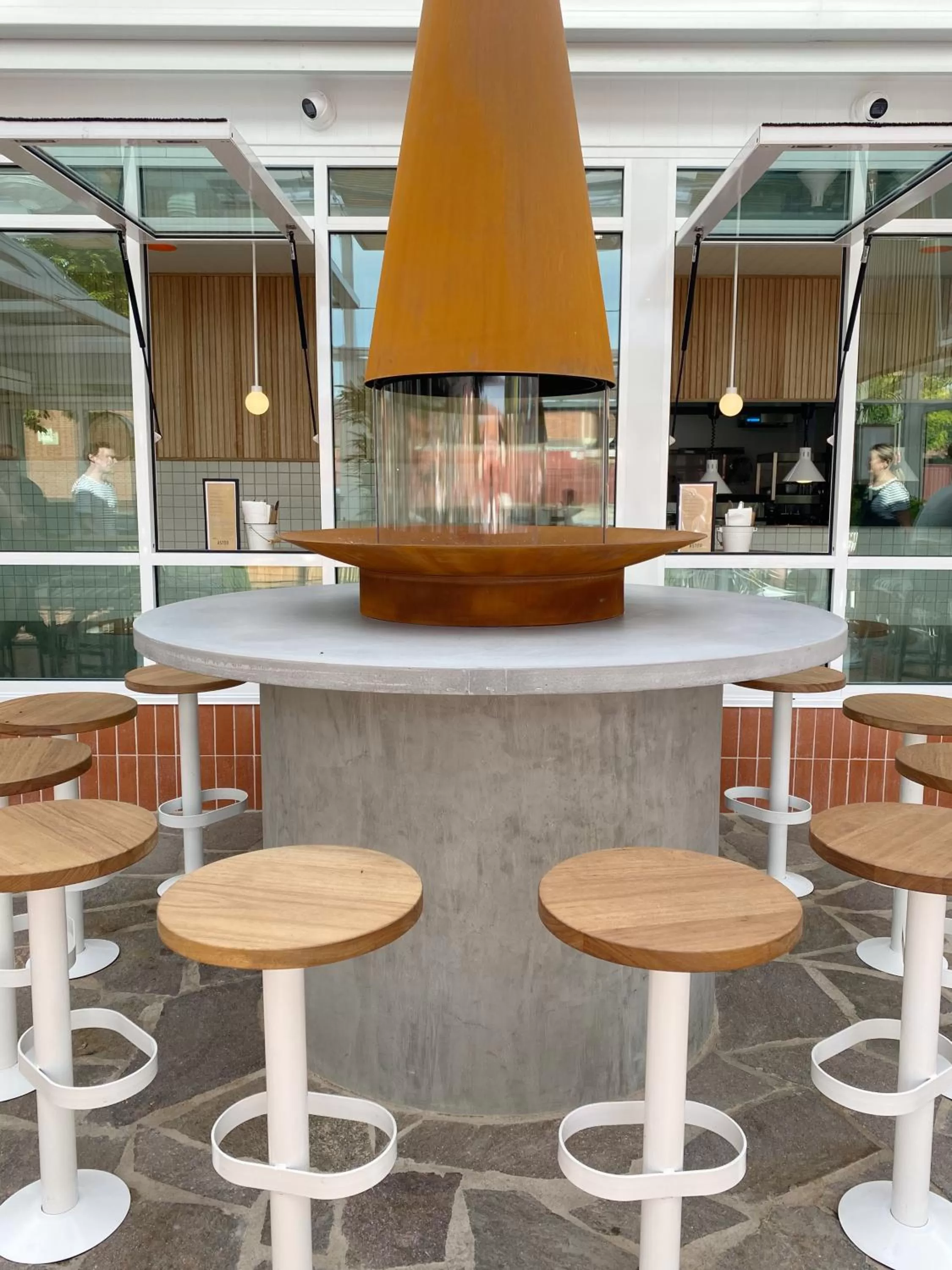 Restaurant/places to eat in Astor Hotel Motel