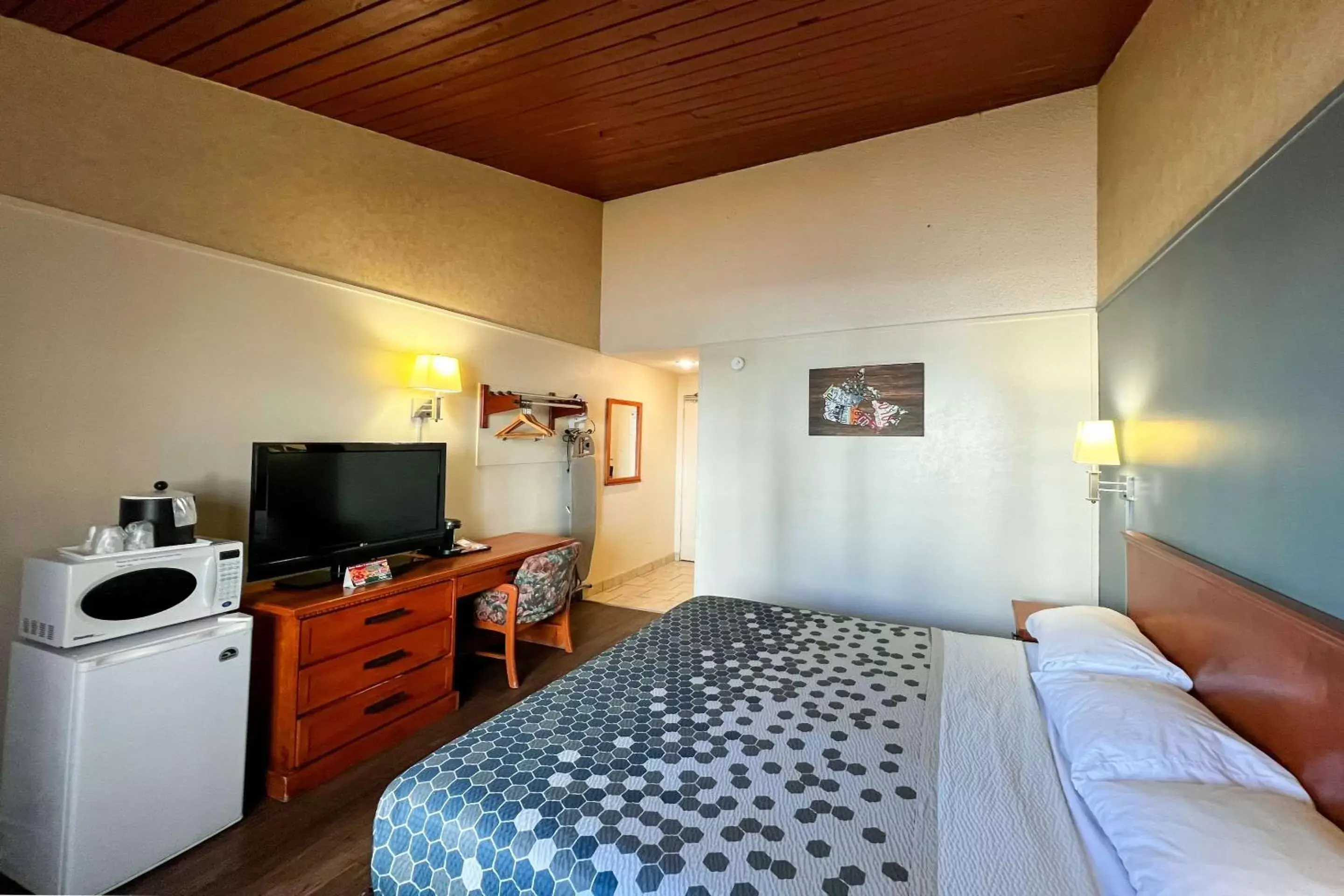 Bedroom, TV/Entertainment Center in Econo Lodge Motel Village