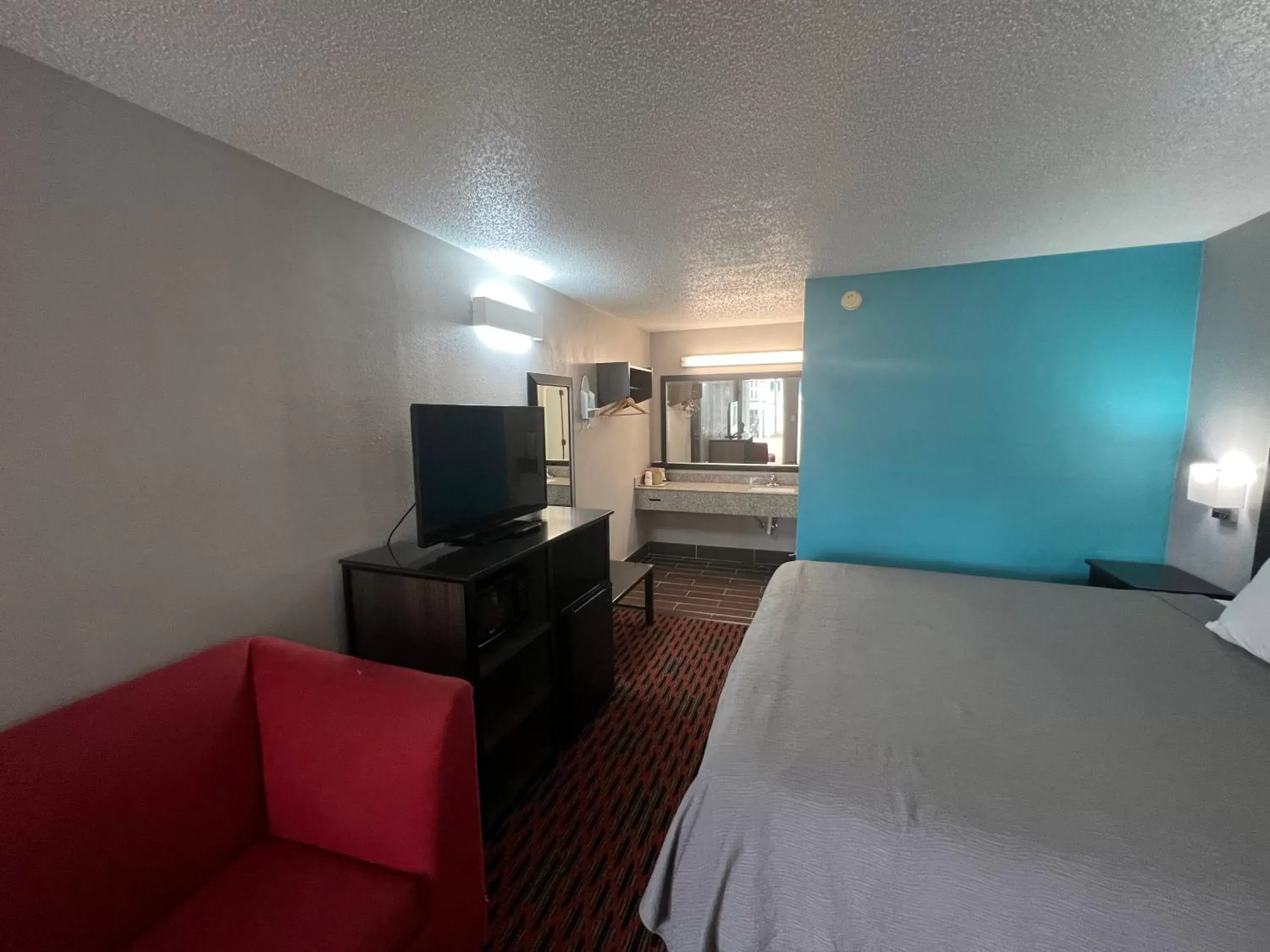 Communal lounge/ TV room, TV/Entertainment Center in Key West Inn - Tuscumbia