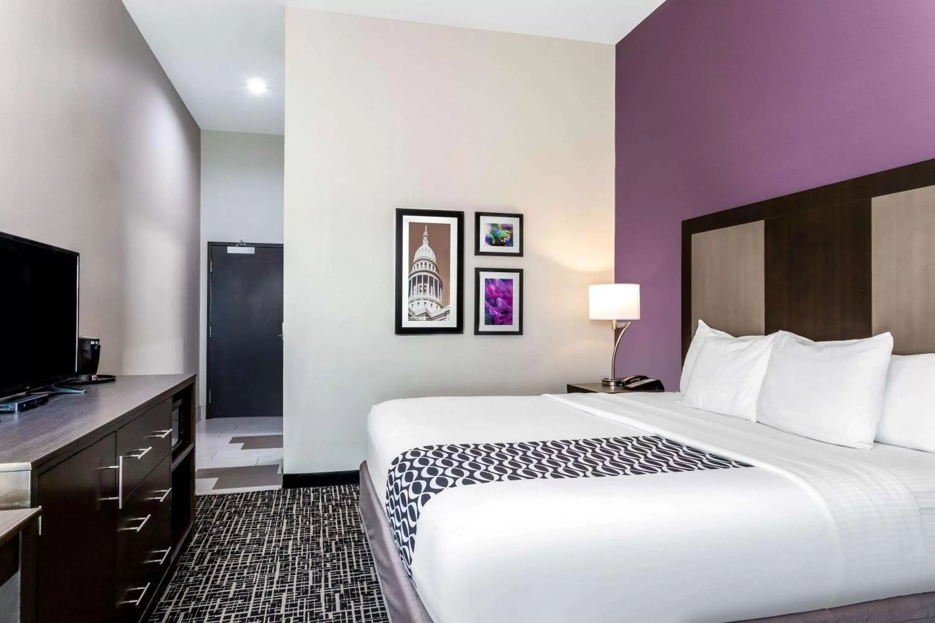 Photo of the whole room, Bed in La Quinta by Wyndham Colorado City