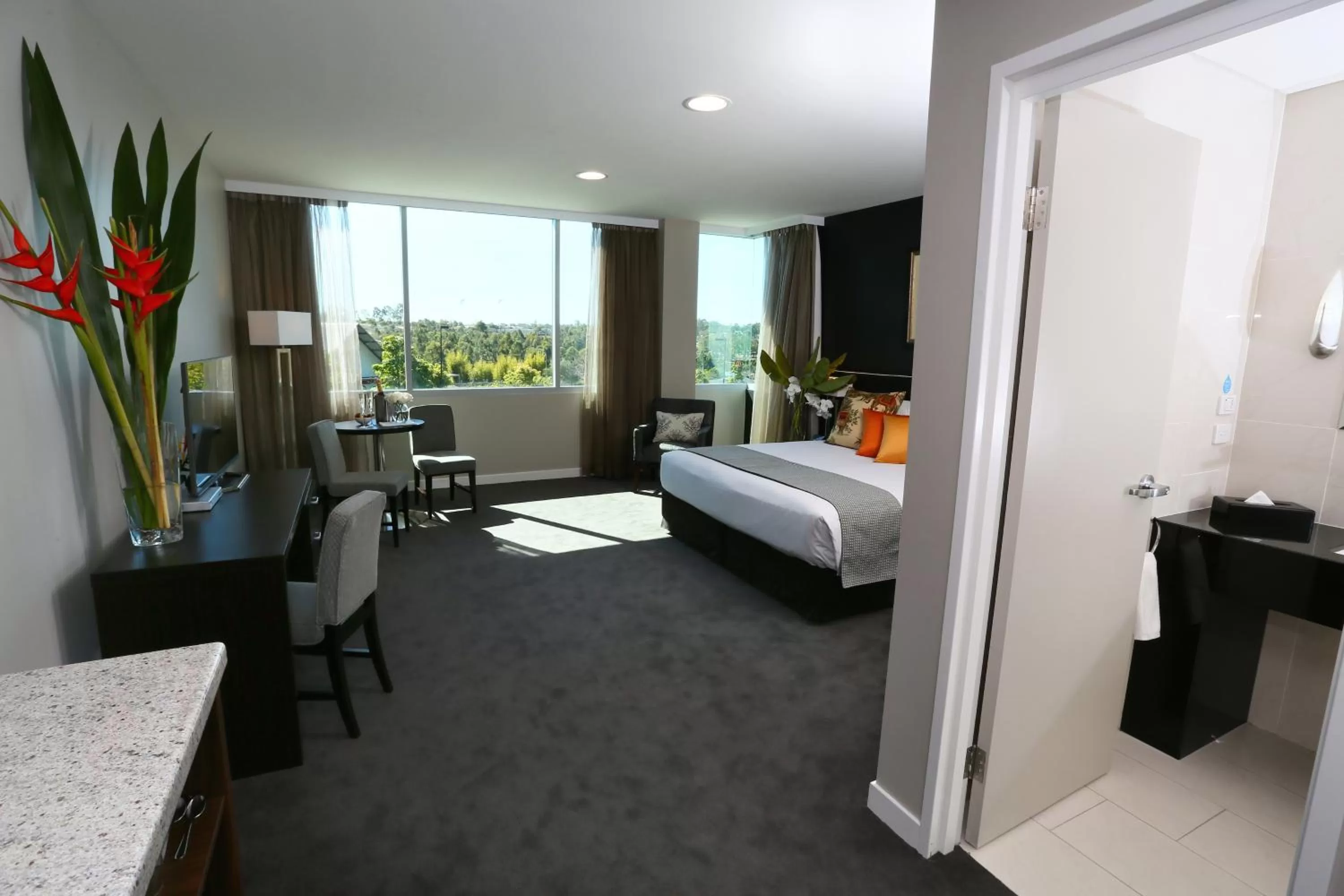 Bathroom, Bed in Springfield Lakes Boutique Hotel