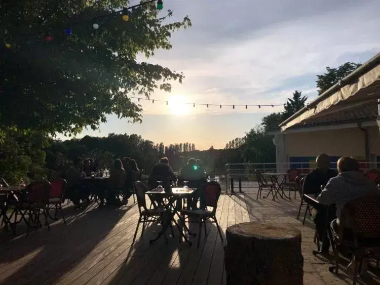 Patio in Hotel Restaurant La Dame du Lac