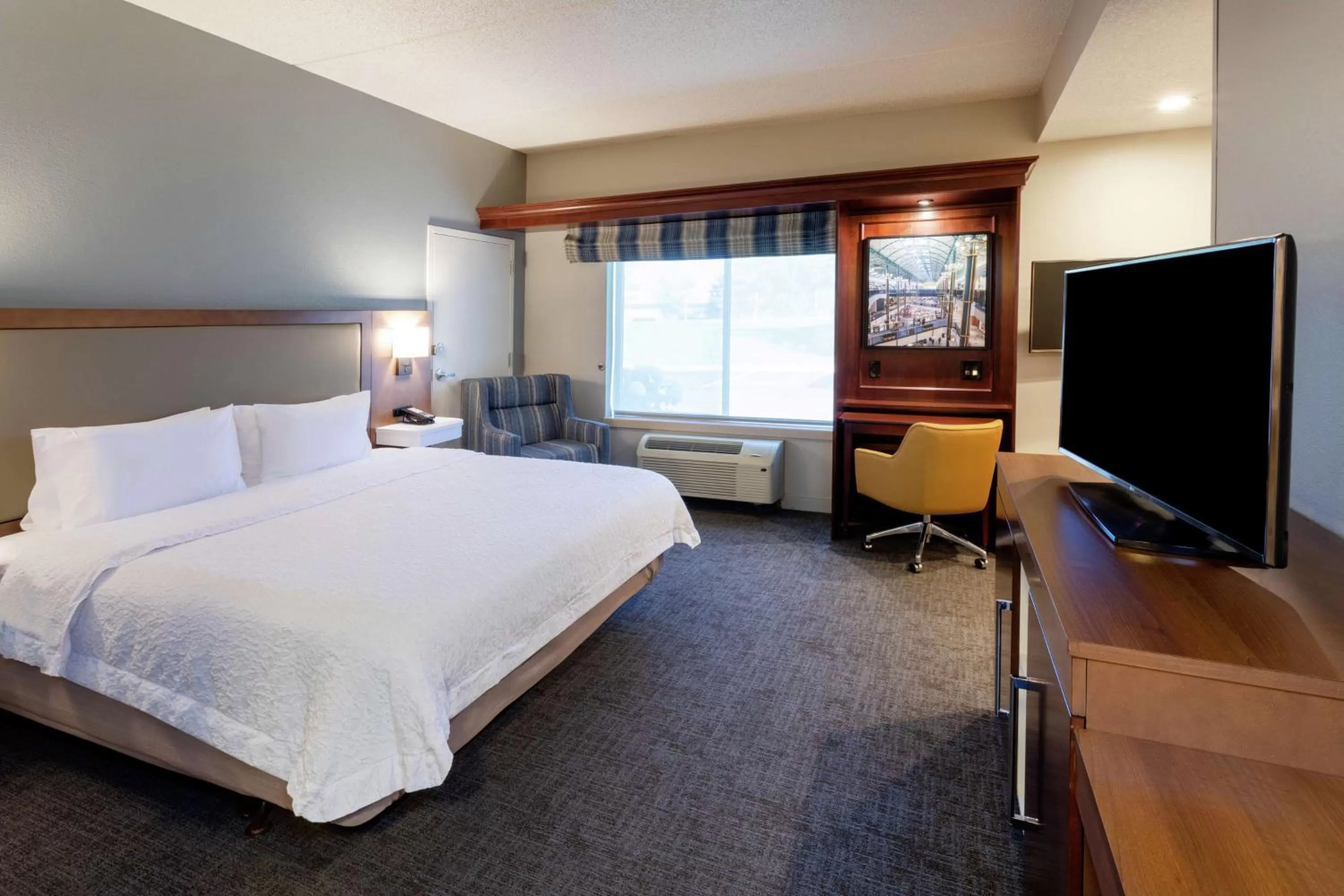Bedroom, Bed in Hampton Inn Minneapolis/Eagan