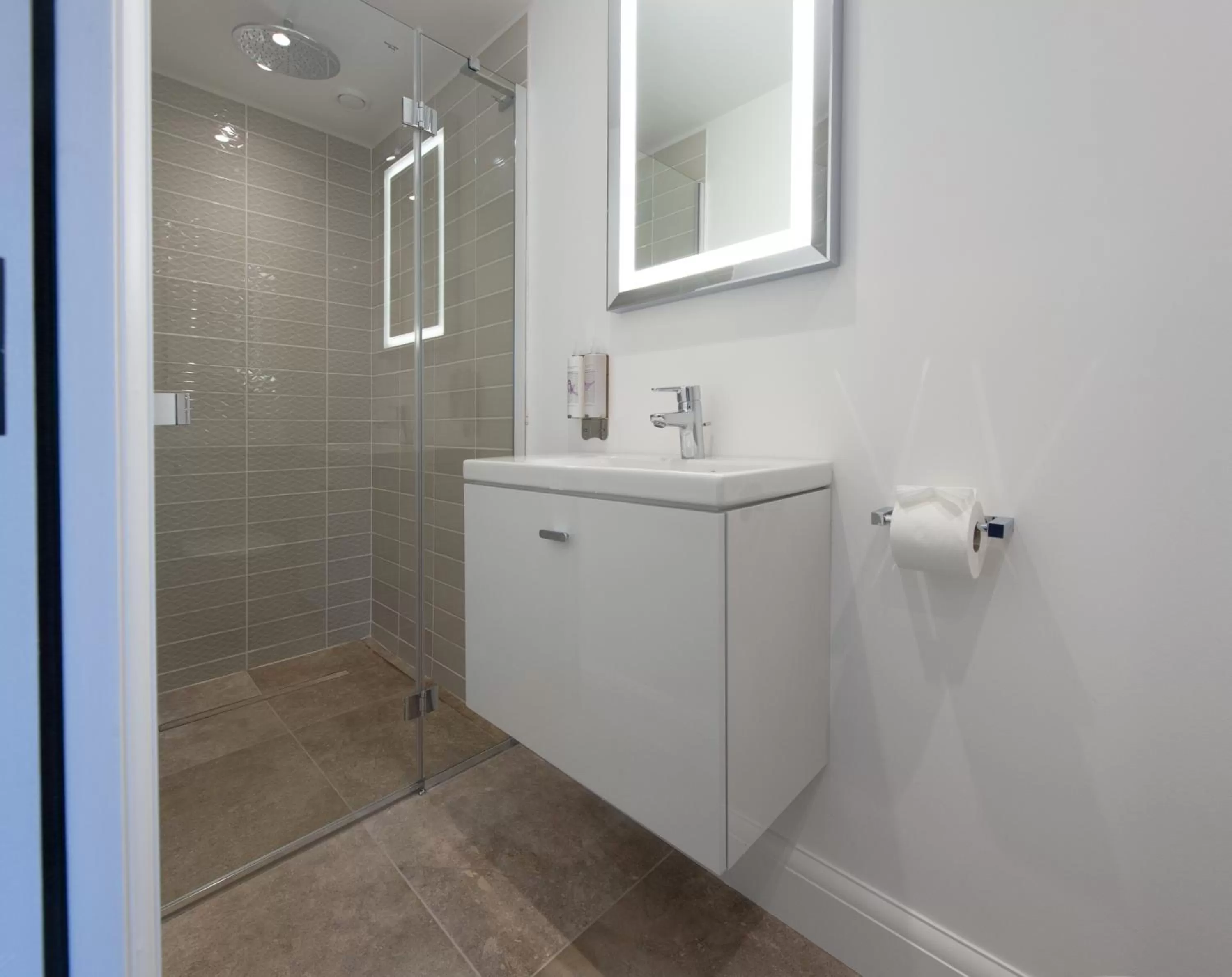 Shower in The Withies Inn