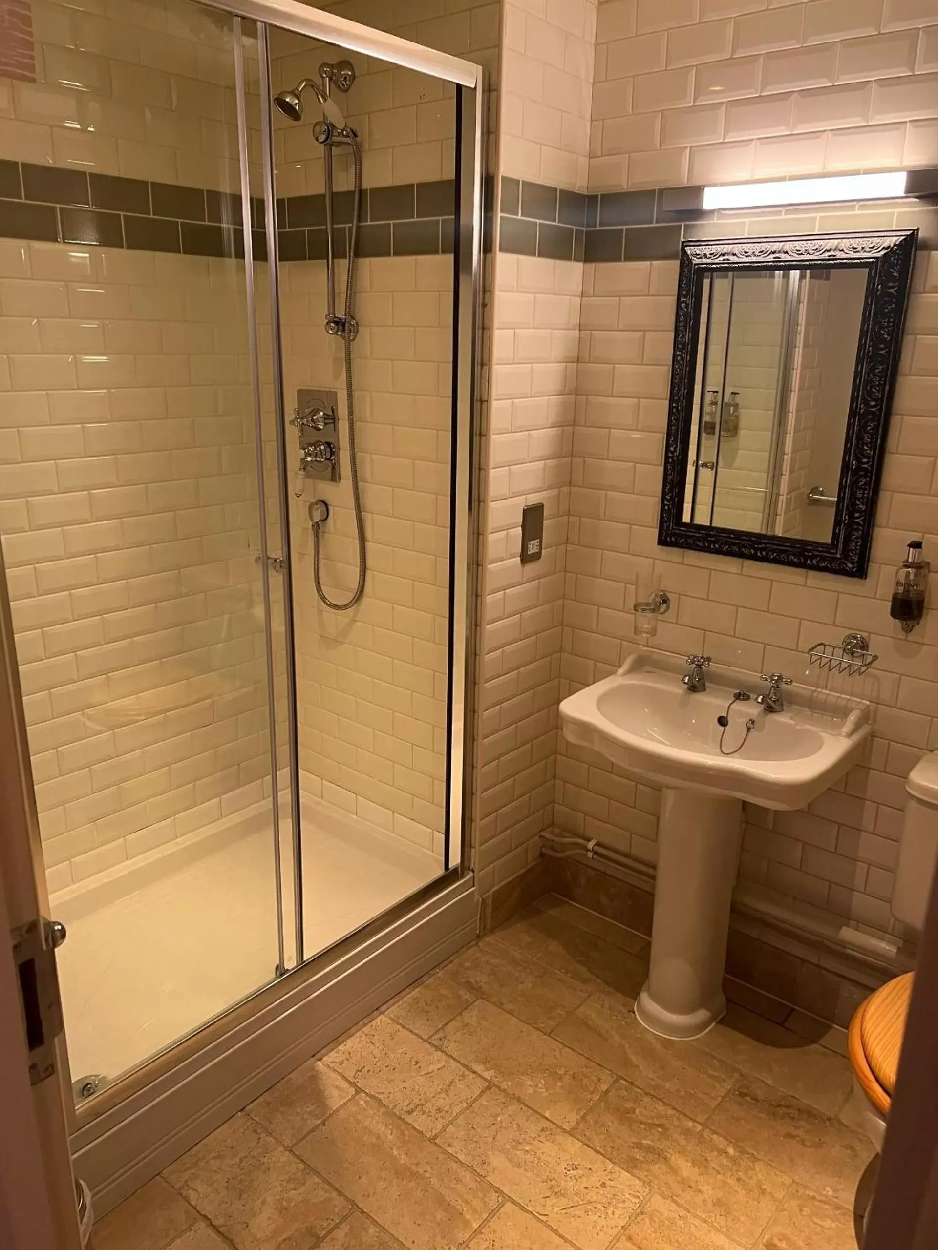Twin Room with Shower in The George Inn