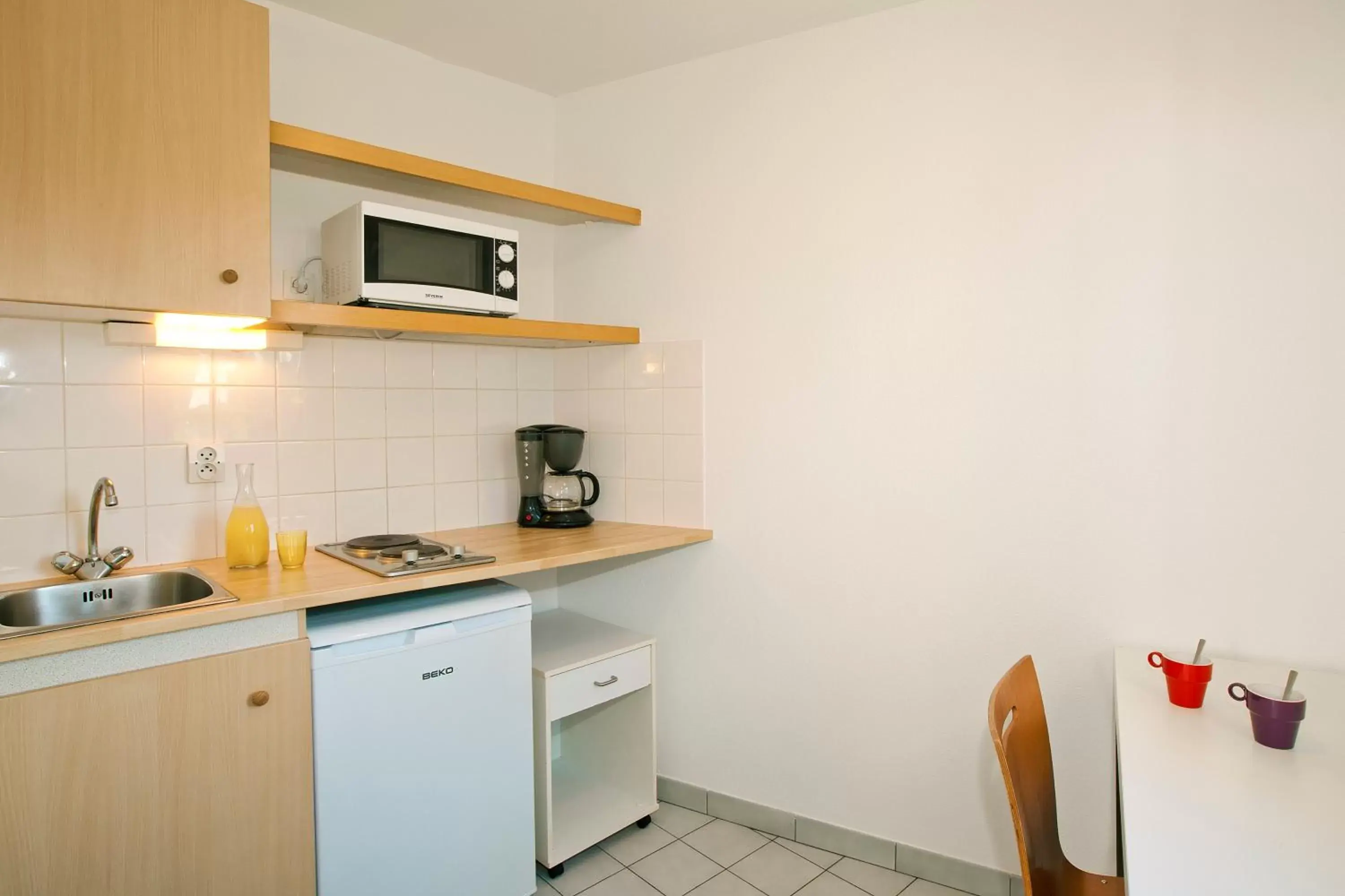 Kitchen or kitchenette, Kitchen/Kitchenette in Séjours & Affaires La Rochelle Les Minimes