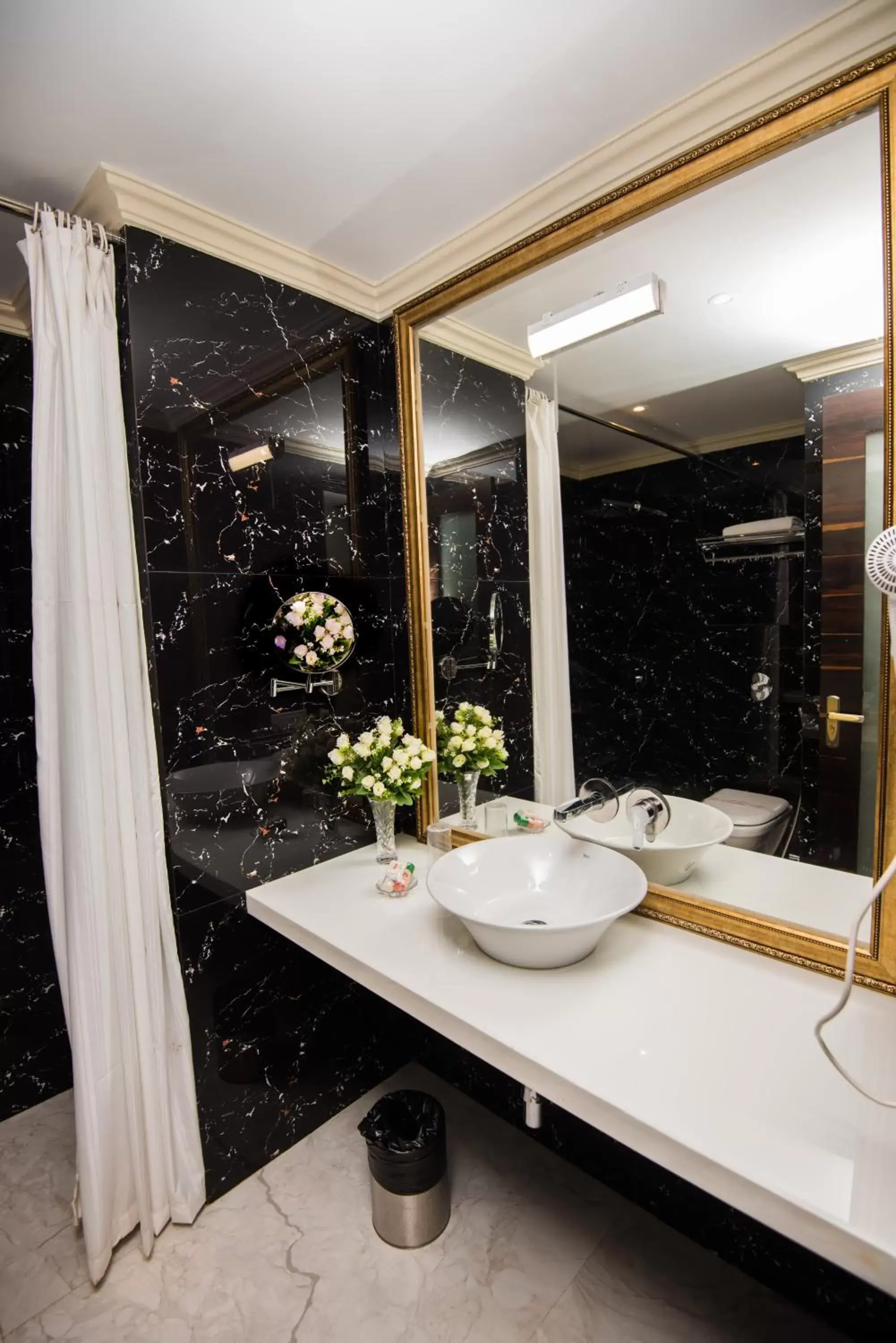 Bathroom in Hotel Heritage Inn at Assi Ghat