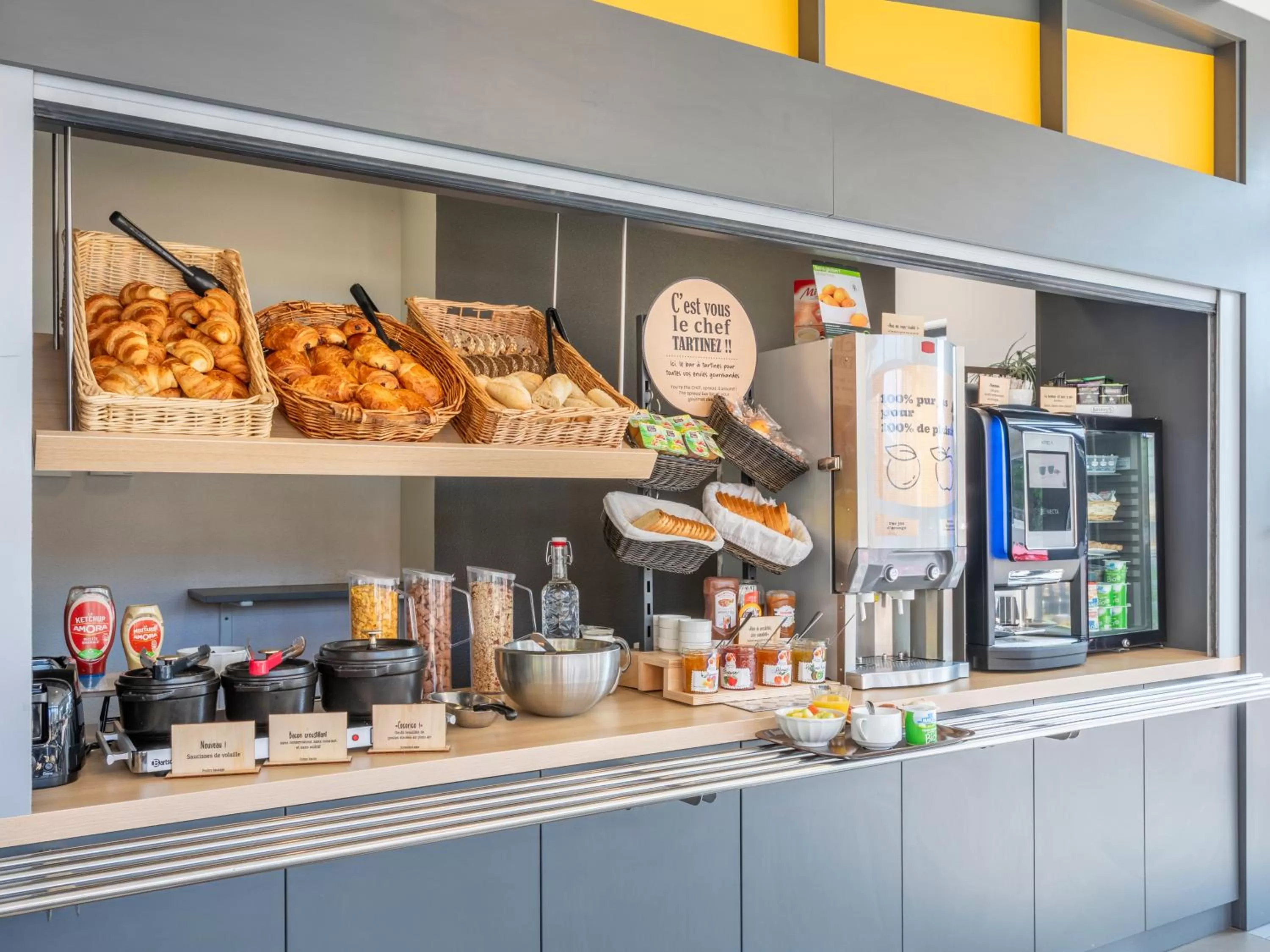 Buffet breakfast in B&B HOTEL Aix en Provence Venelles