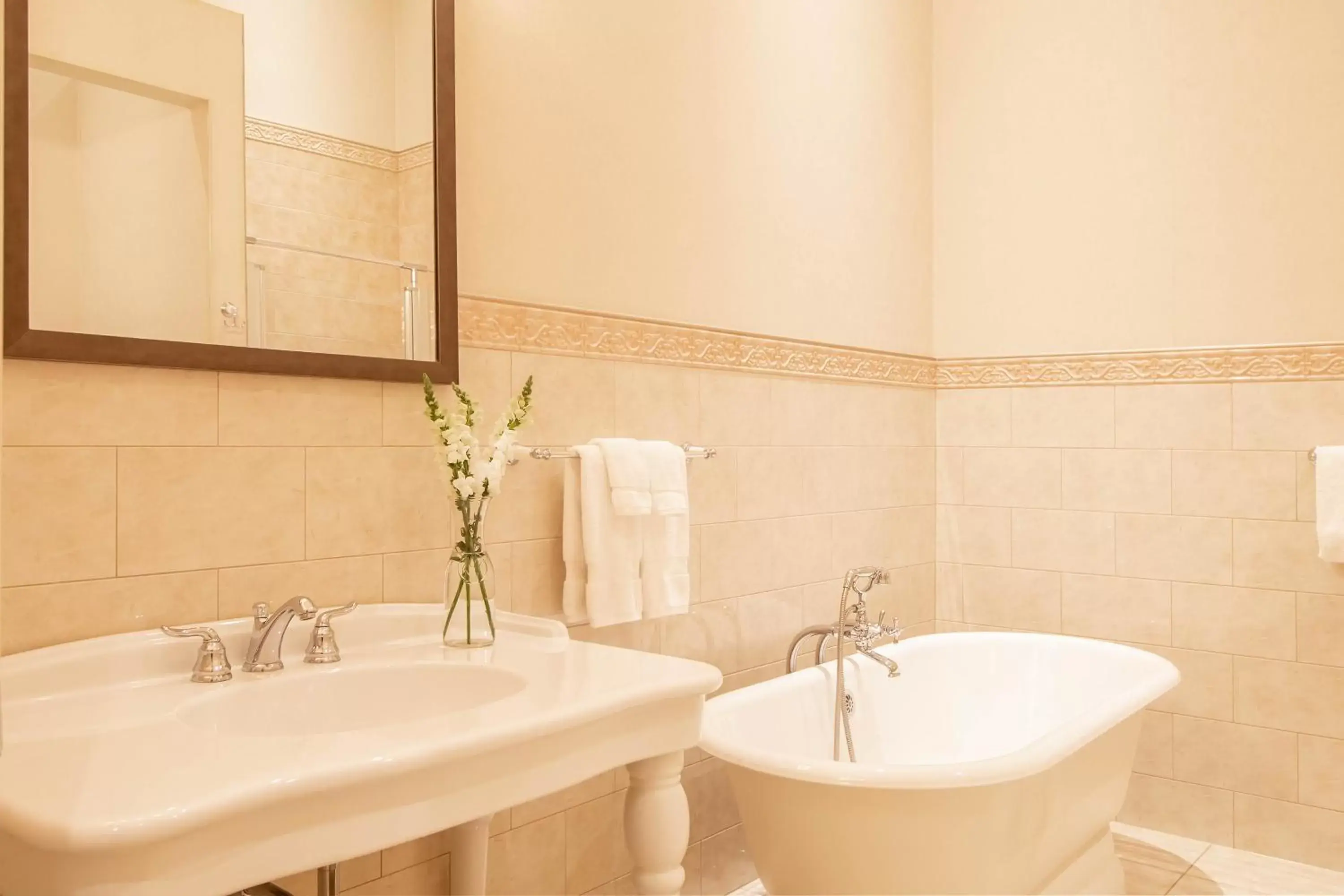 Bathroom in Retro Suites Hotel