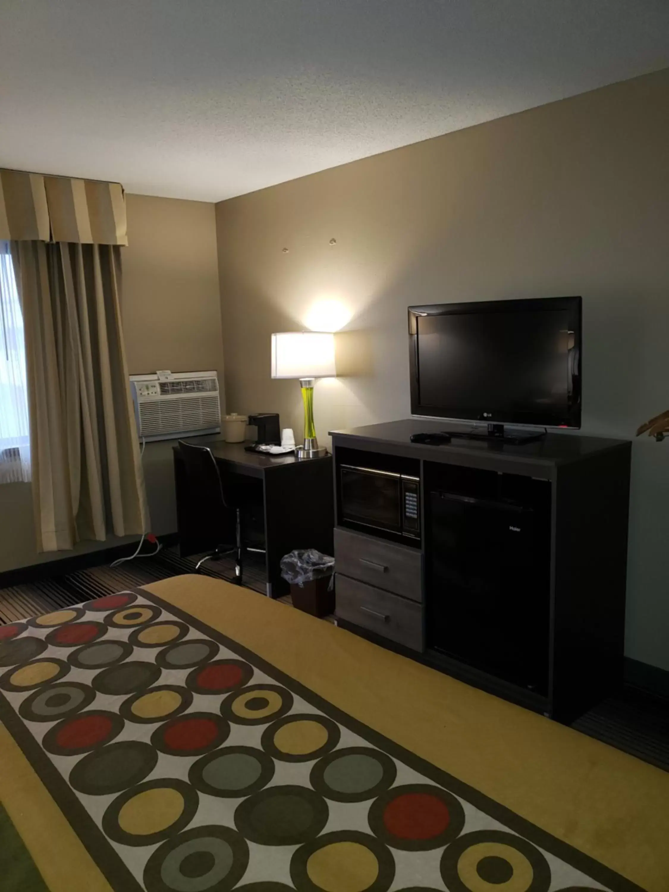 Photo of the whole room, Bed in Super 8 by Wyndham Milwaukee Airport