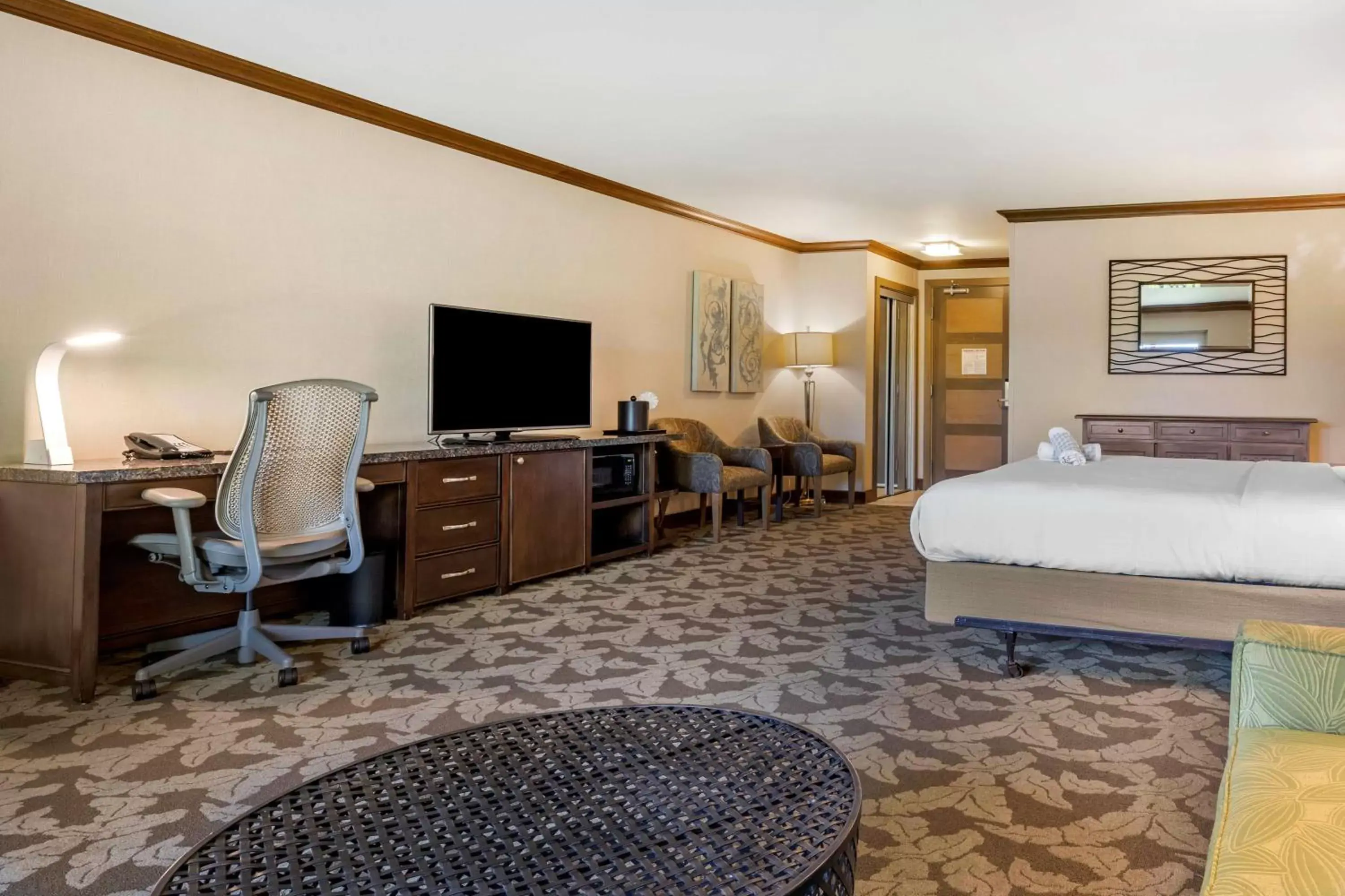 Bedroom, TV/Entertainment Center in Best Western PLUS Island Palms Hotel & Marina