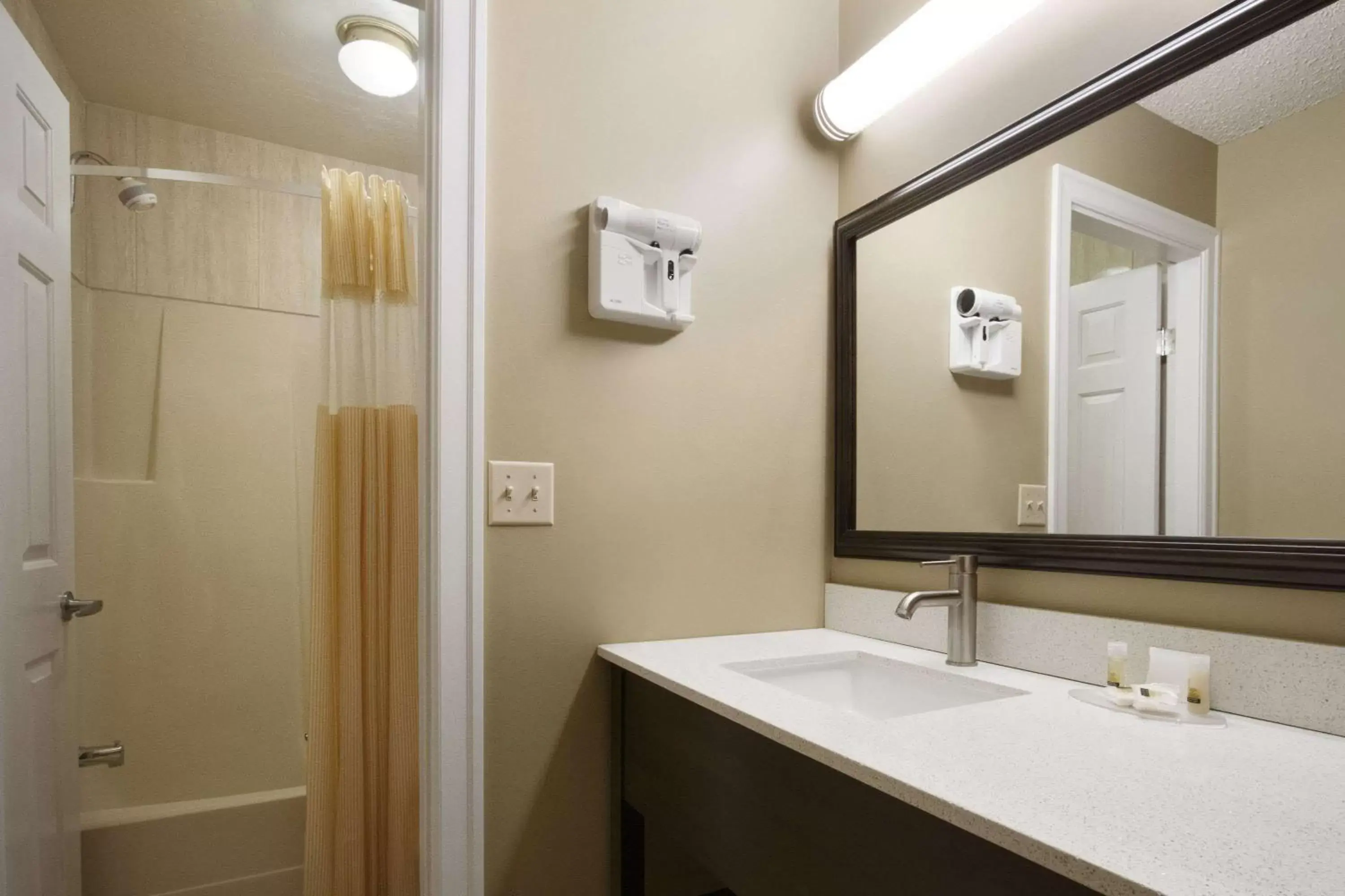 Photo of the whole room, Bathroom in Days Inn by Wyndham Vernon