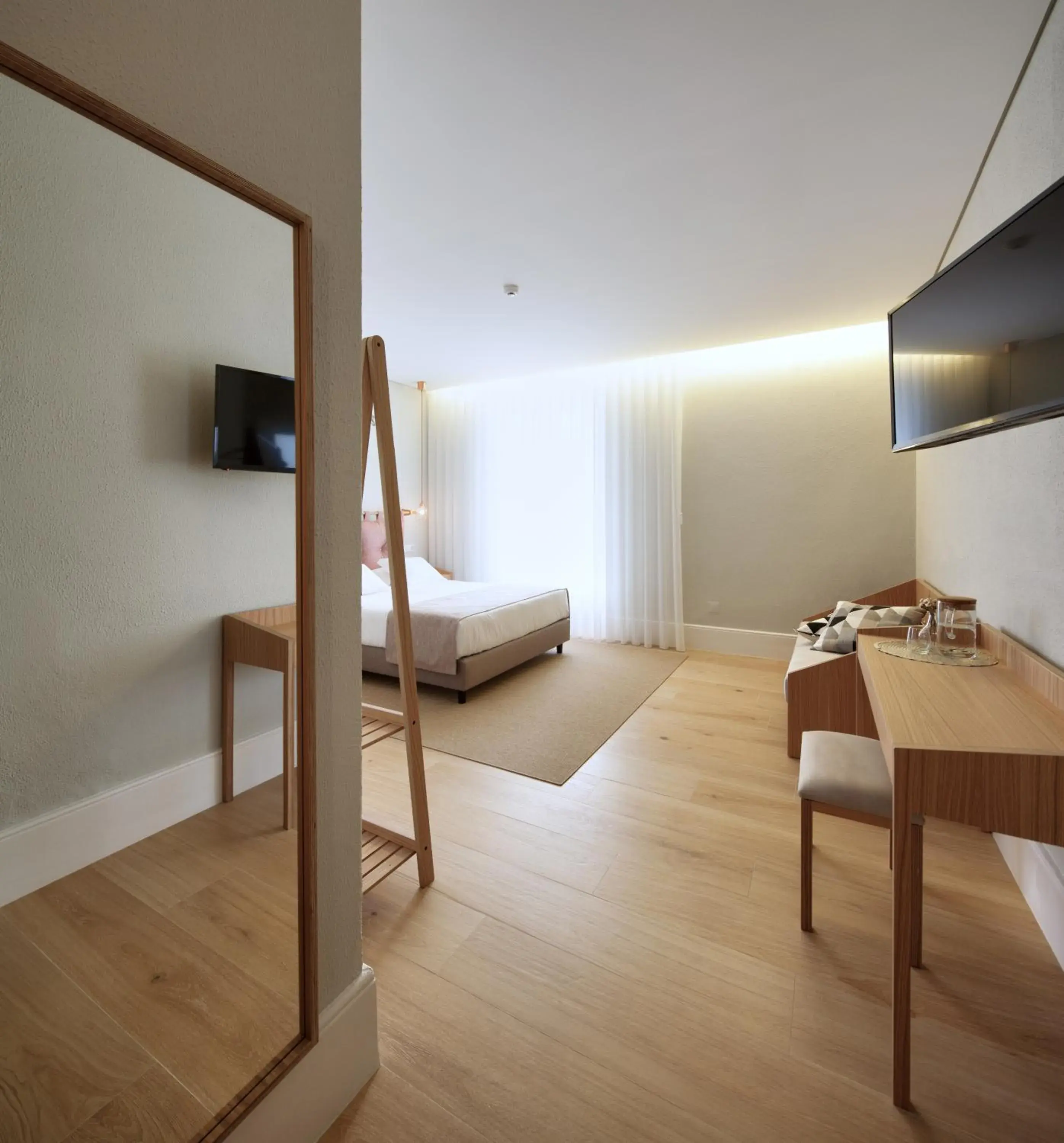 Toilet, Bed in The Rex Hotel Porto Toilet, Bed in The Rex Hotel Porto