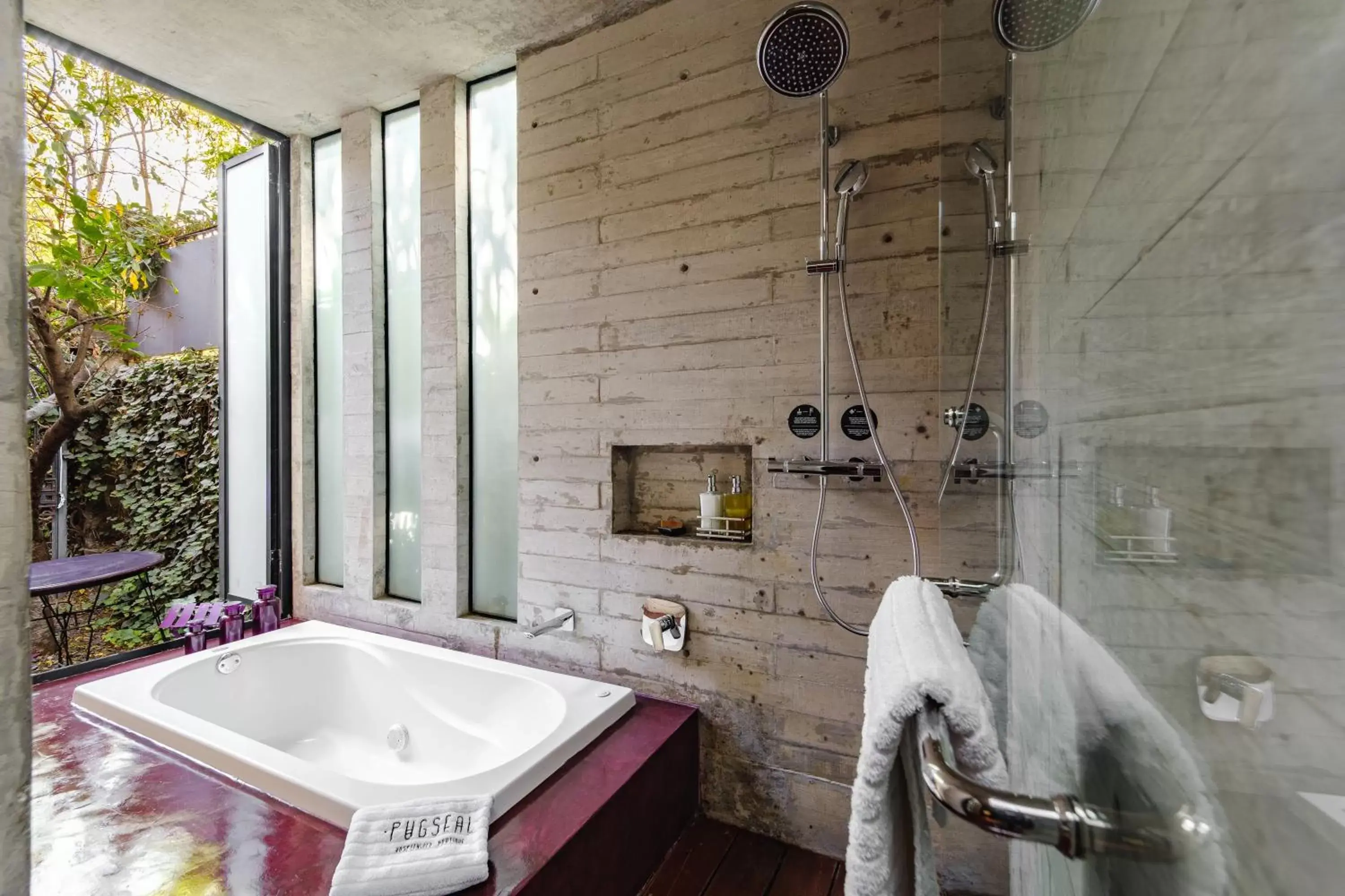 Bath, Bathroom in Pug Seal Polanco Anatole France
