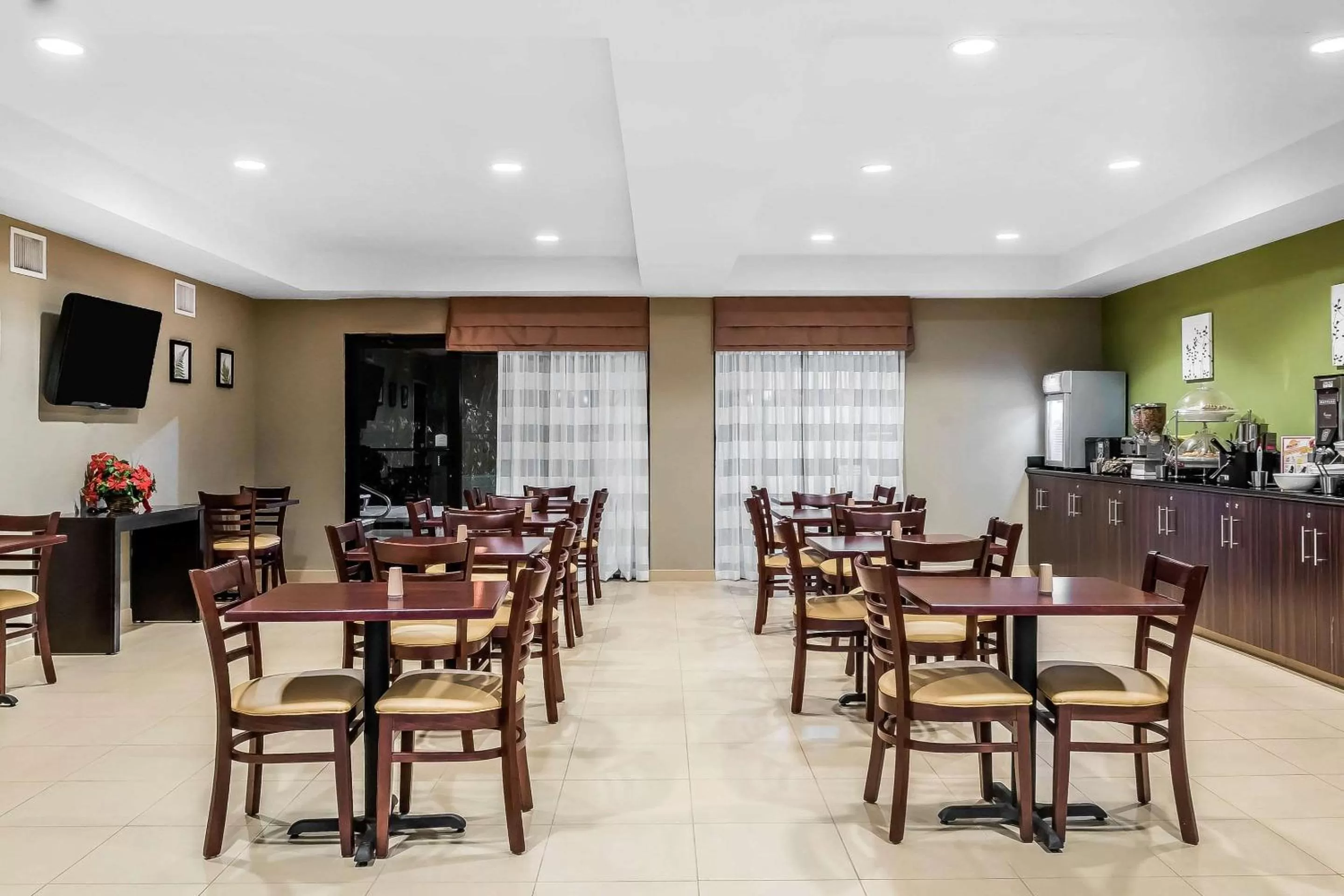 Restaurant/places to eat in Sleep Inn & Suites Dothan North