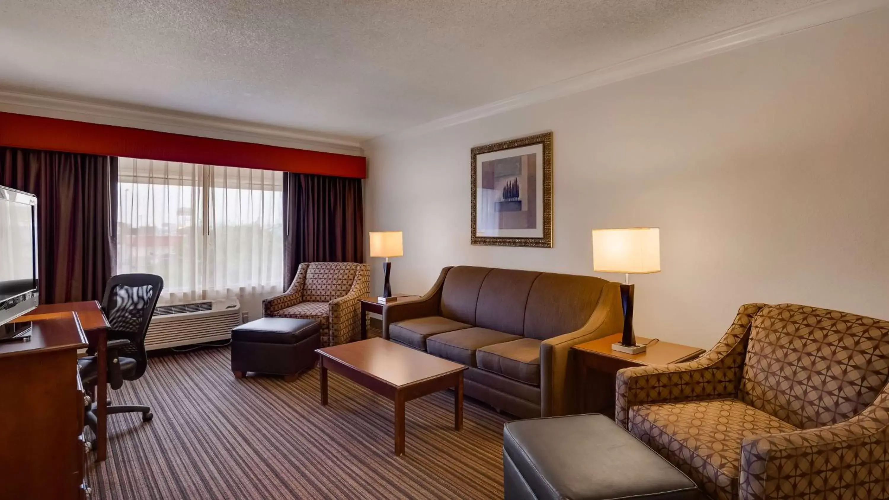 Photo of the whole room, Seating Area in Best Western War Bonnet Inn