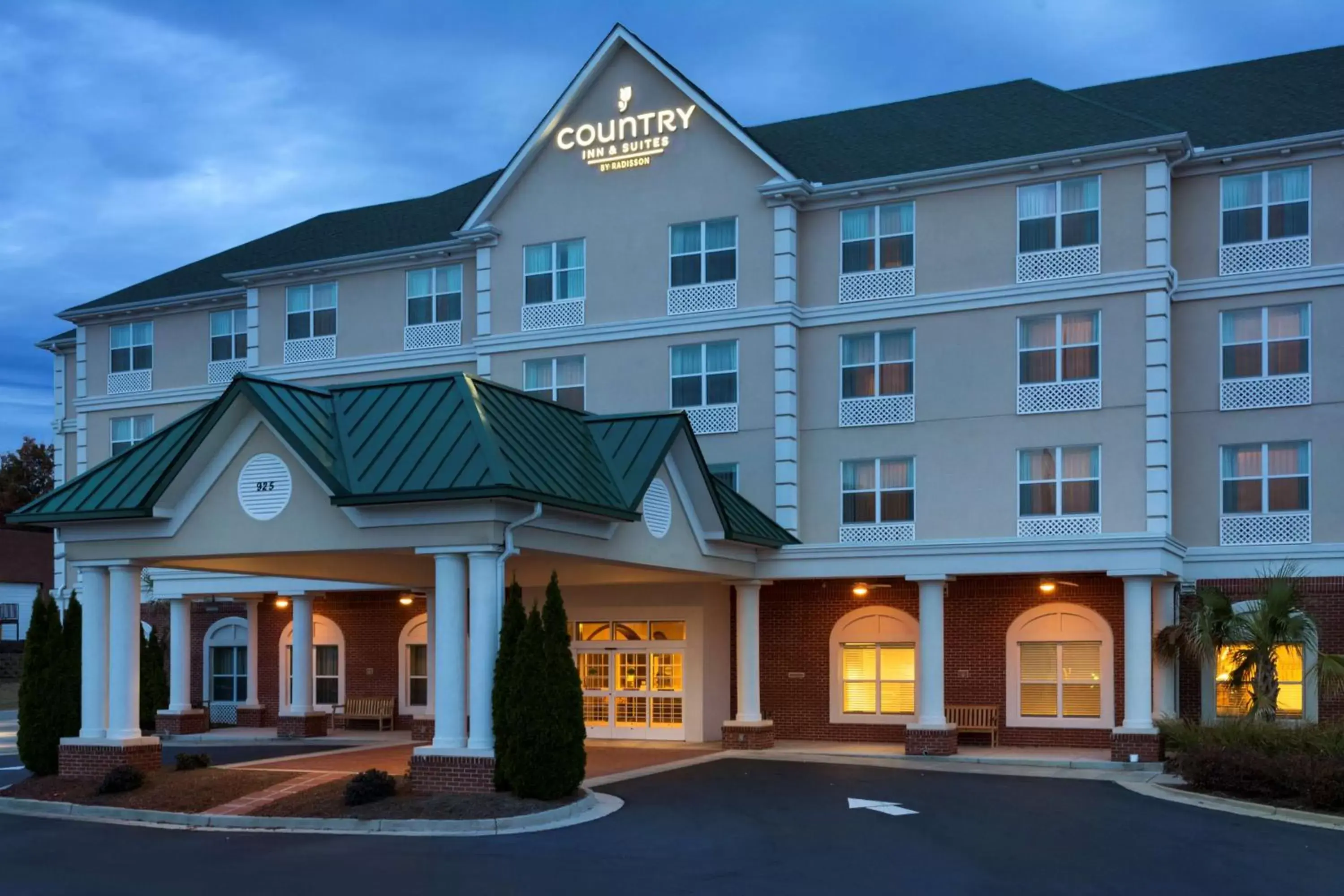 Property building in Country Inn & Suites by Radisson, Braselton, GA