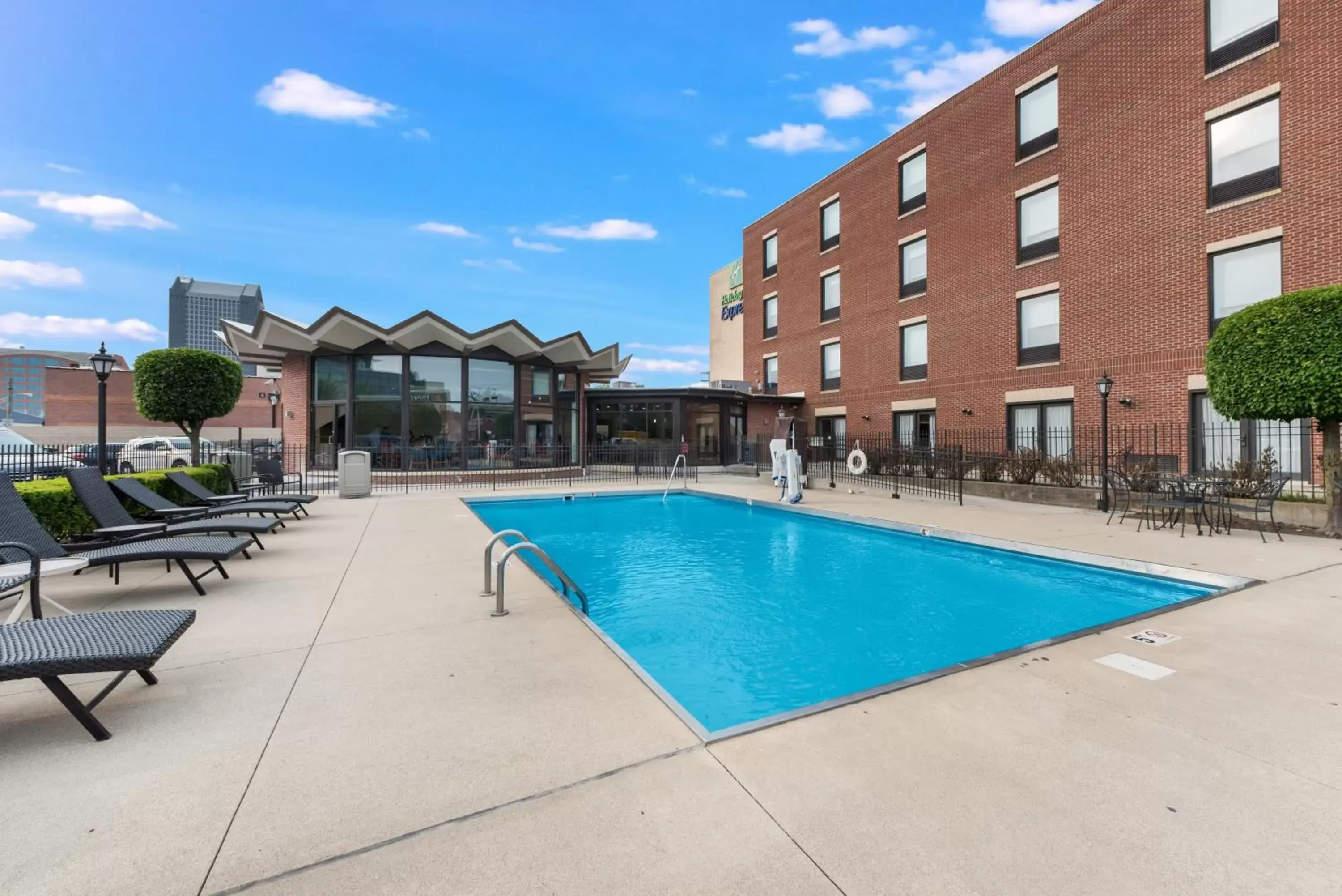 Swimming pool in Holiday Inn Express - Columbus Downtown, an IHG Hotel