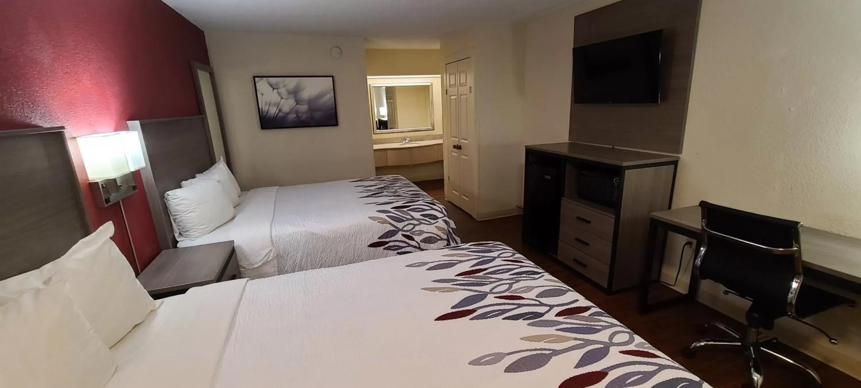 Photo of the whole room, Bed in Red Roof Inn & Suites Cornelius - Lake Norman