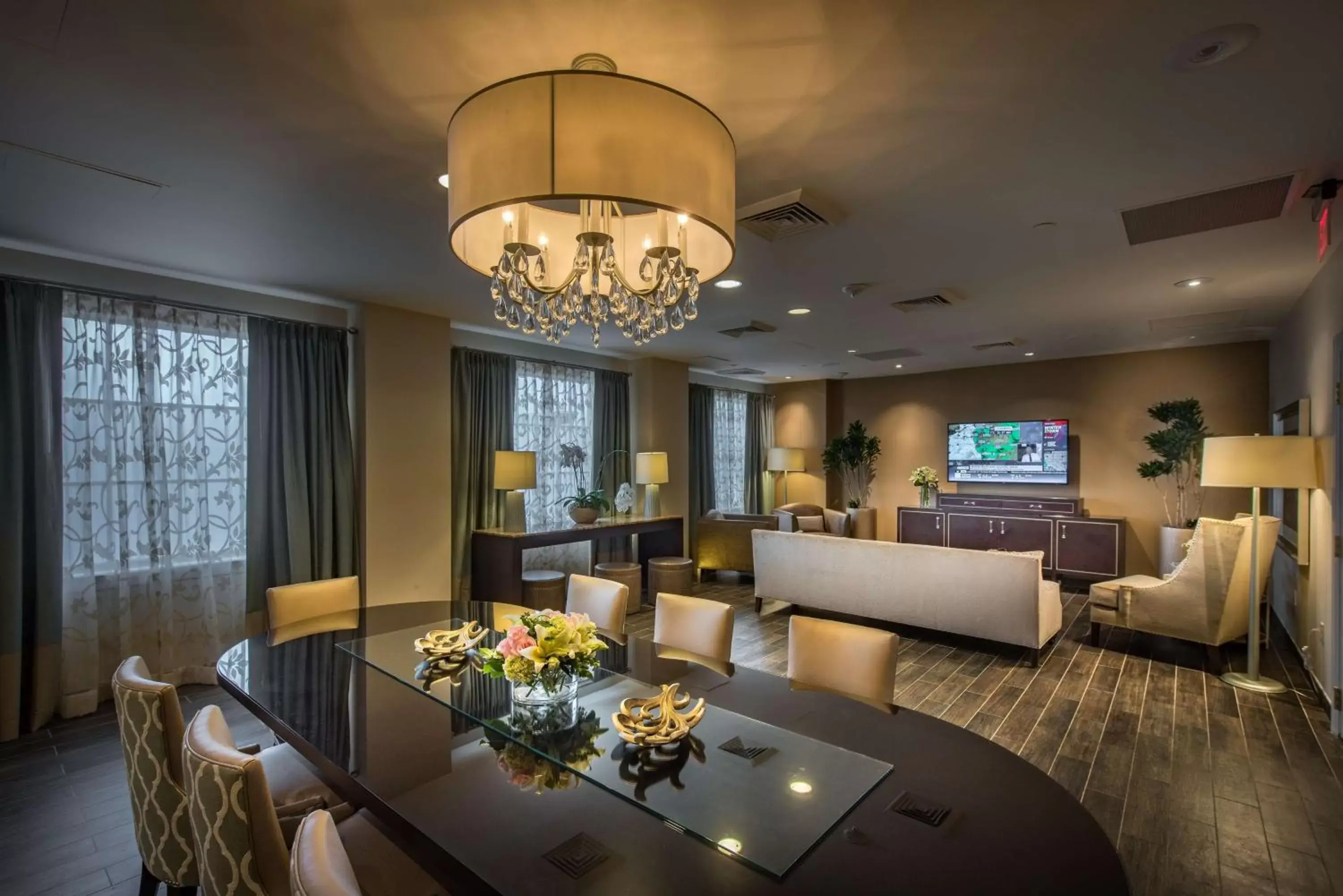 Seating area, Restaurant/Places to Eat in Hilton Baton Rouge Capitol Center