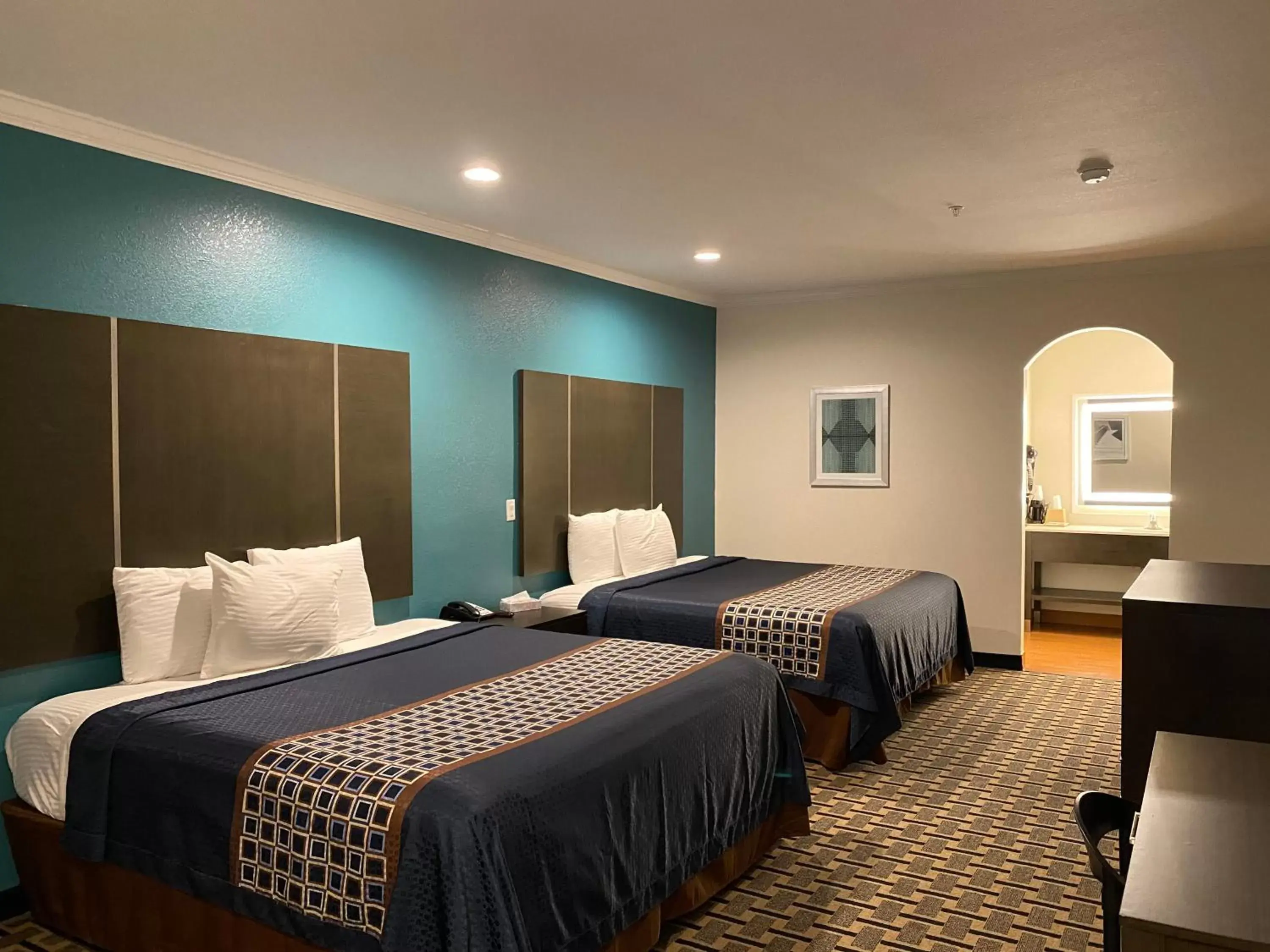 Bed in Regency Inn & Suites- NW Houston