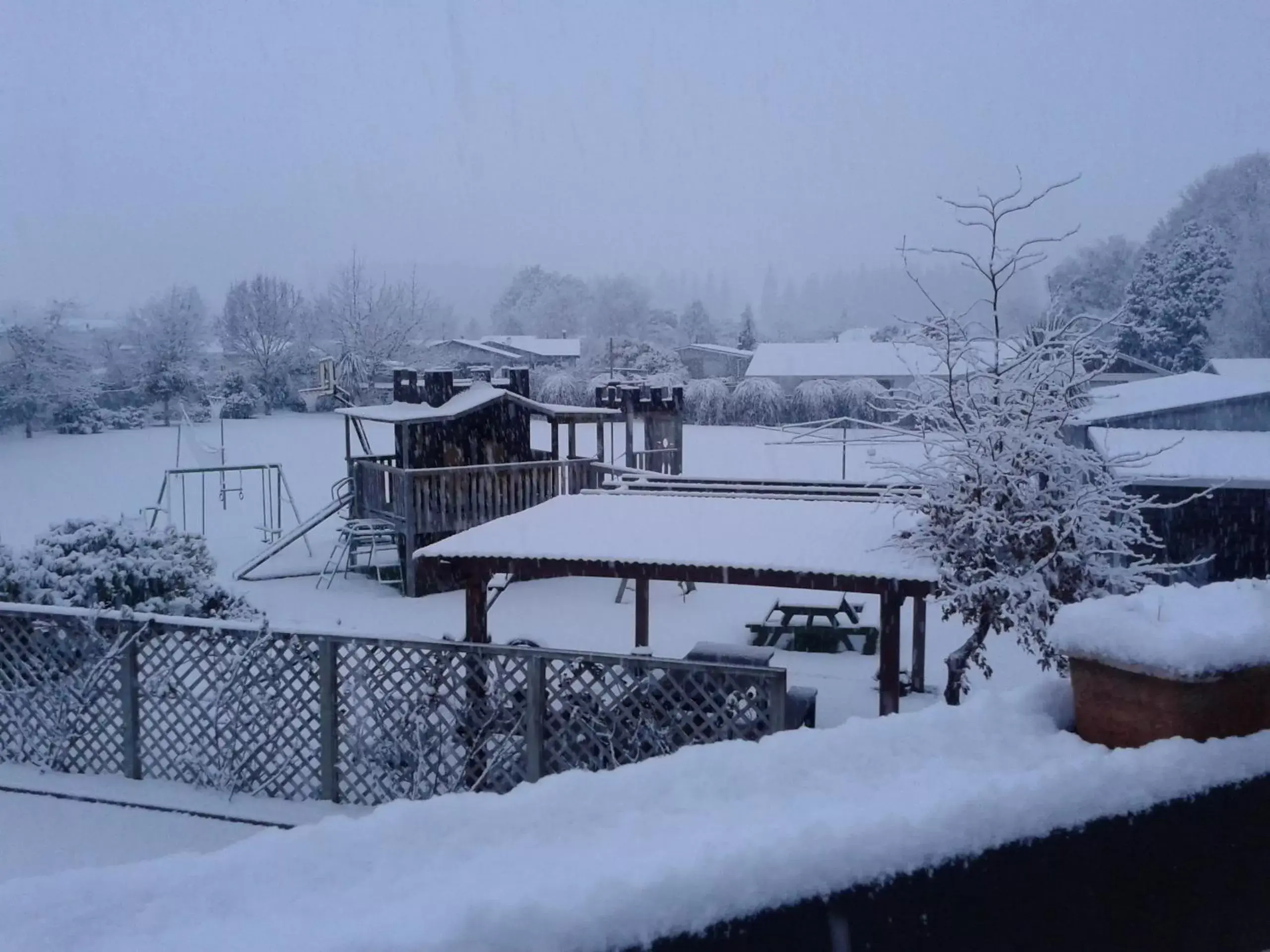 Neighbourhood, Winter in Alpine View Motel