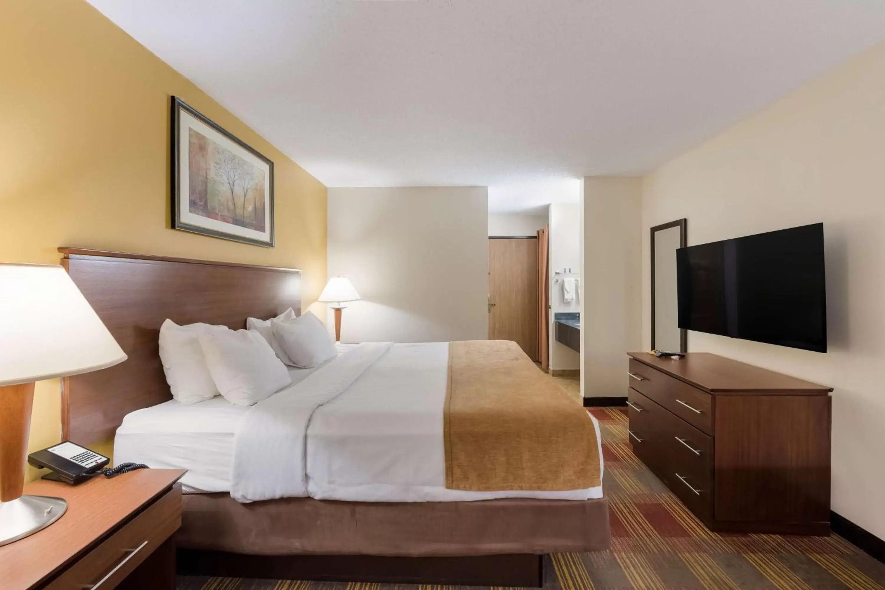 Photo of the whole room, Bed in Best Western Lakewood Inn