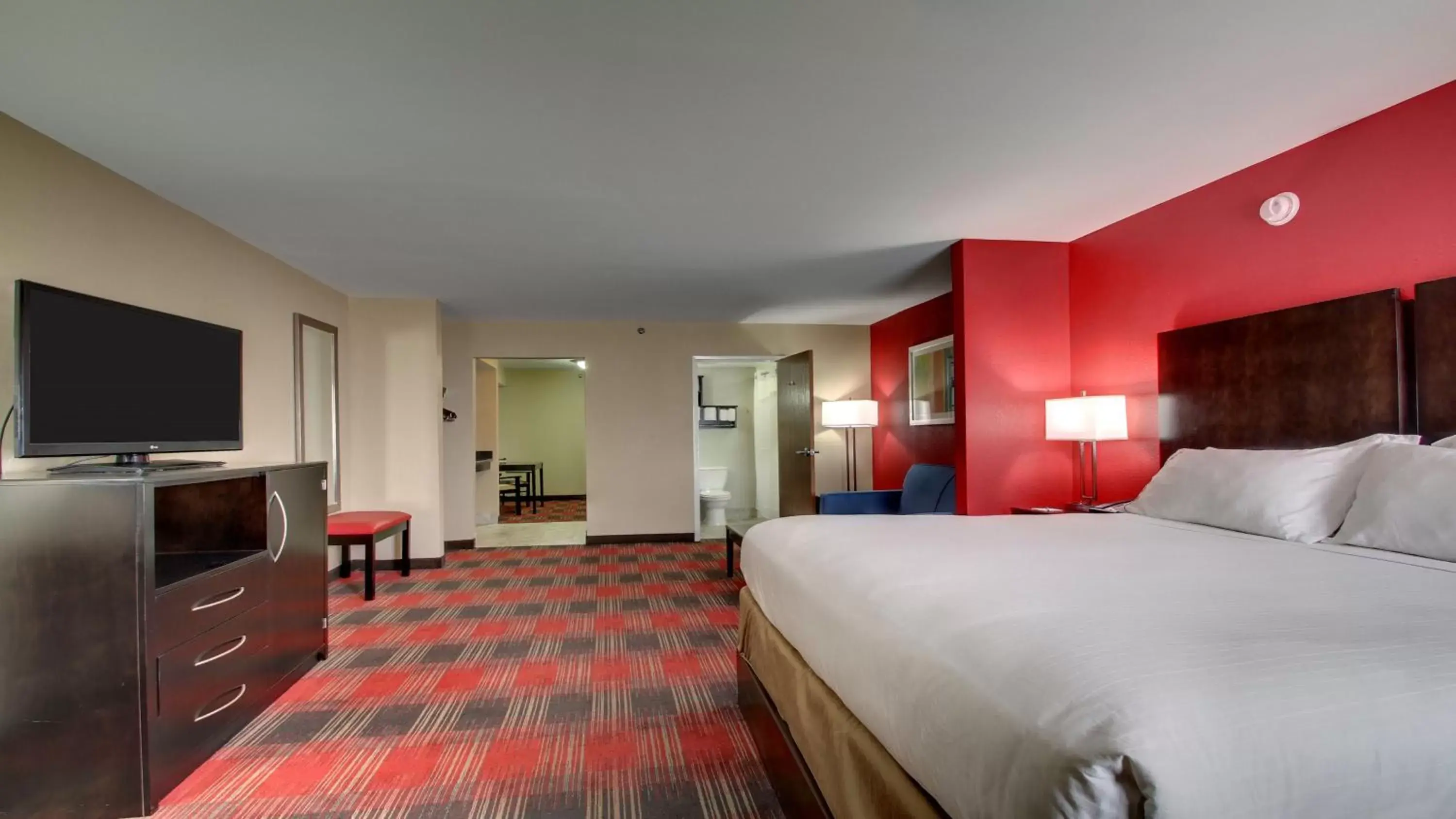 Bedroom, Bed in Holiday Inn Express & Suites Jackson Downtown - Coliseum, an IHG Hotel