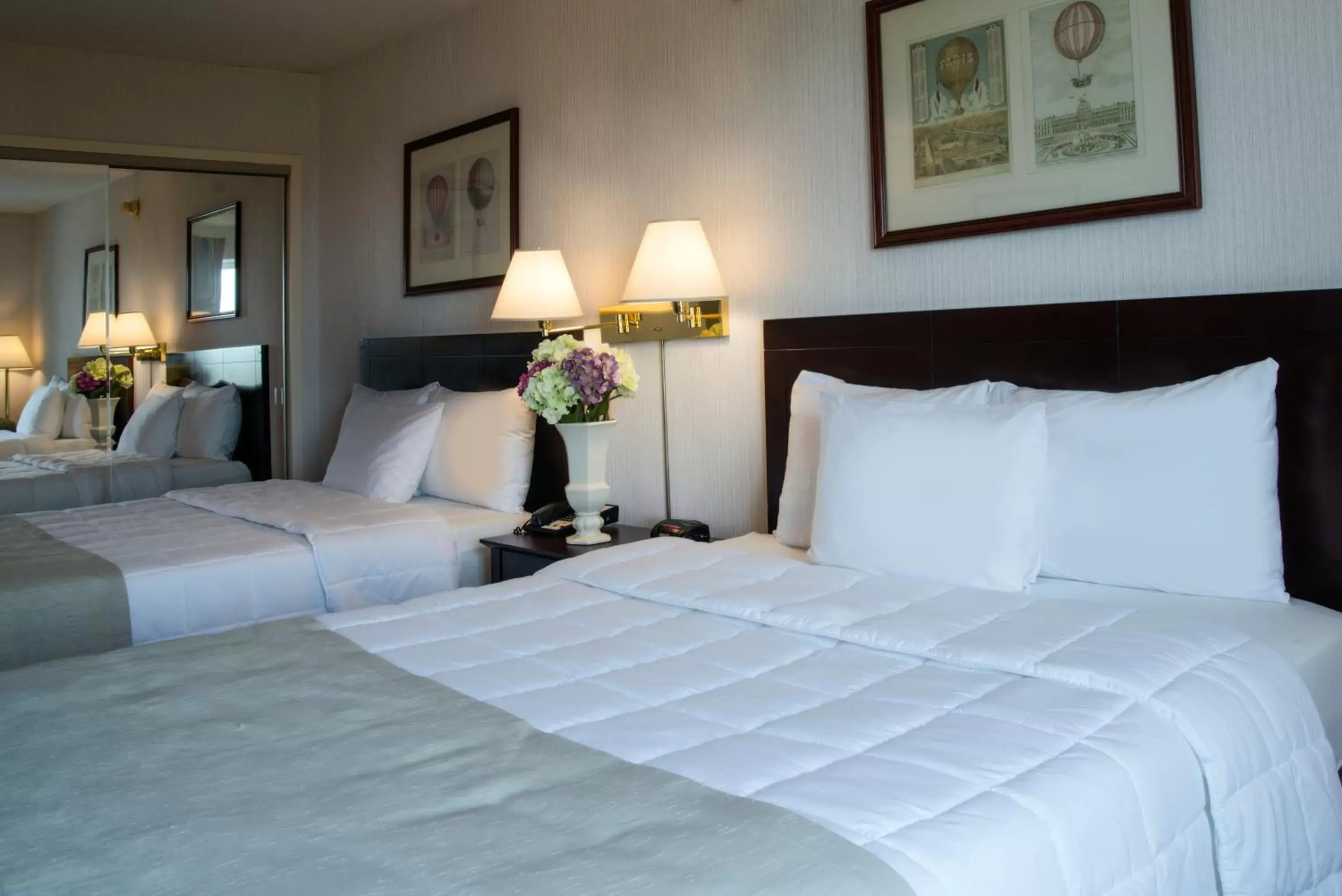 Bedroom, Bed in Meadowlands Plaza Hotel