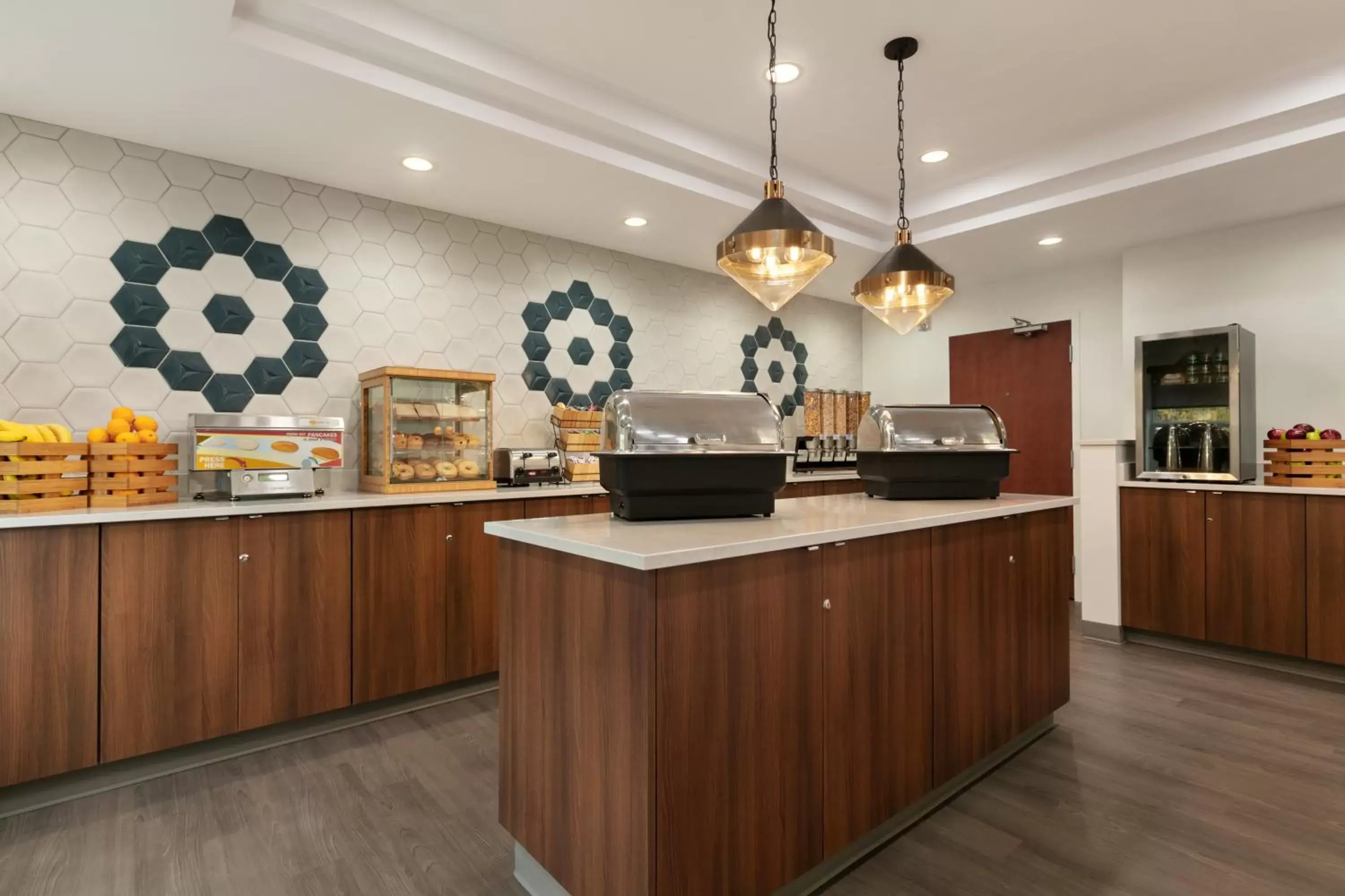 Continental breakfast, Kitchen/Kitchenette in Days Inn & Suites by Wyndham Sherwood Park Edmonton