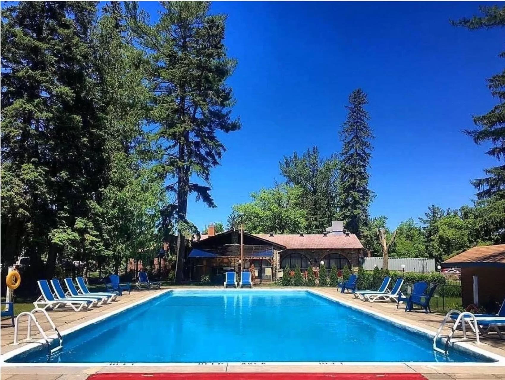 Swimming pool in Ramada by Wyndham Ottawa On The Rideau