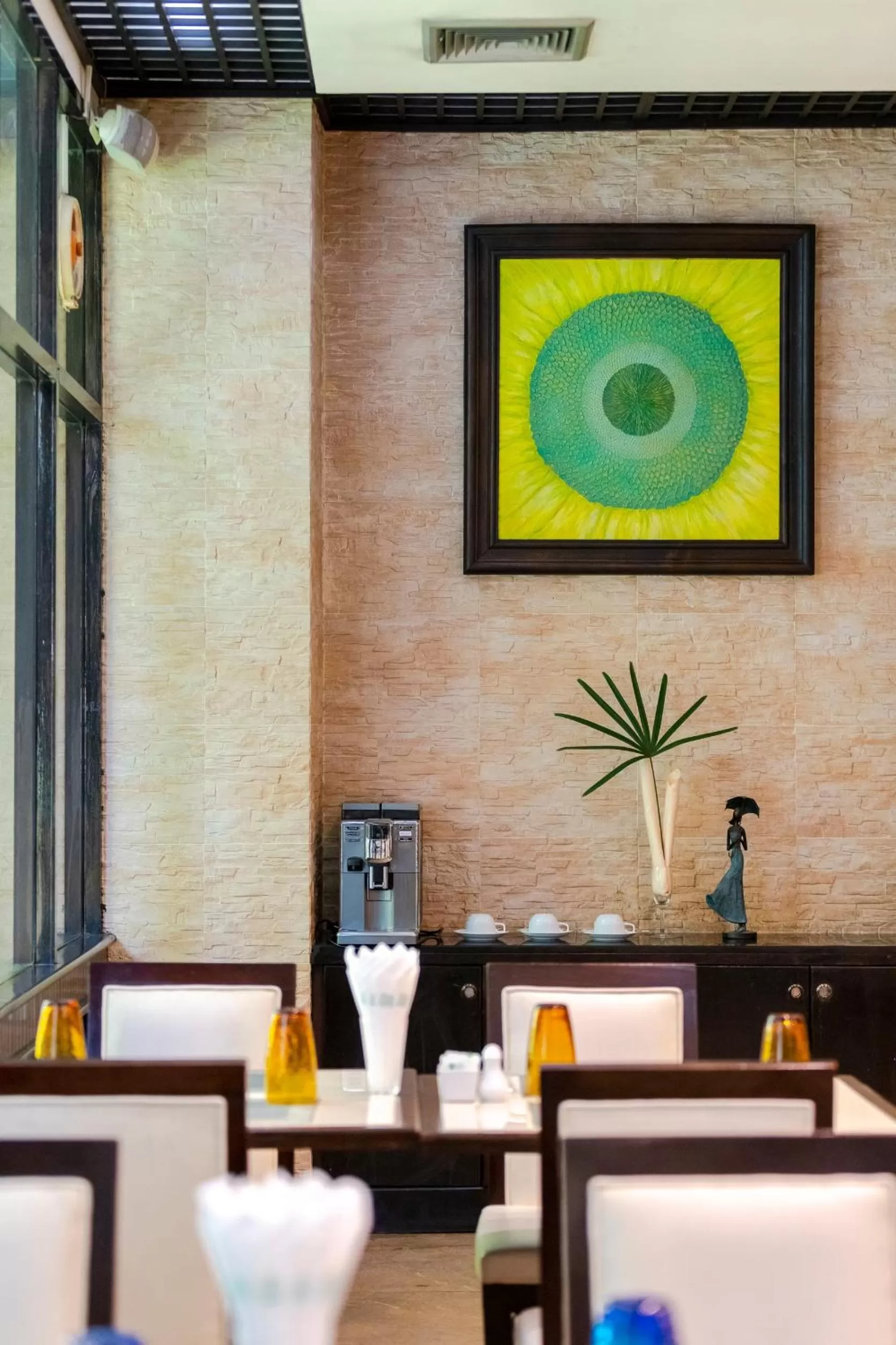 Restaurant/places to eat in Pinnacle Lumpinee Park Hotel