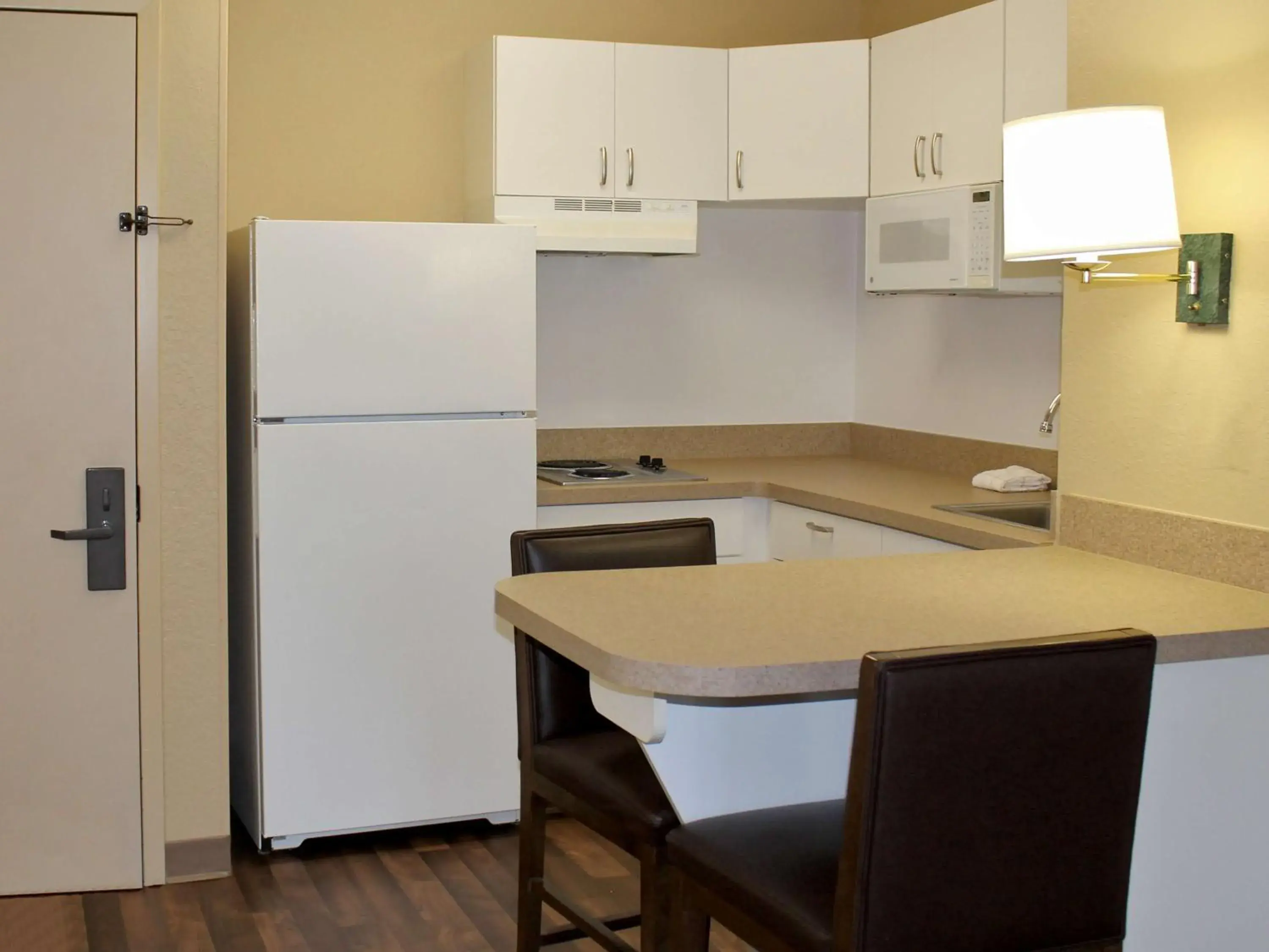 Kitchen or kitchenette, Kitchen/Kitchenette in Extended Stay America Suites - Chicago - Naperville - East
