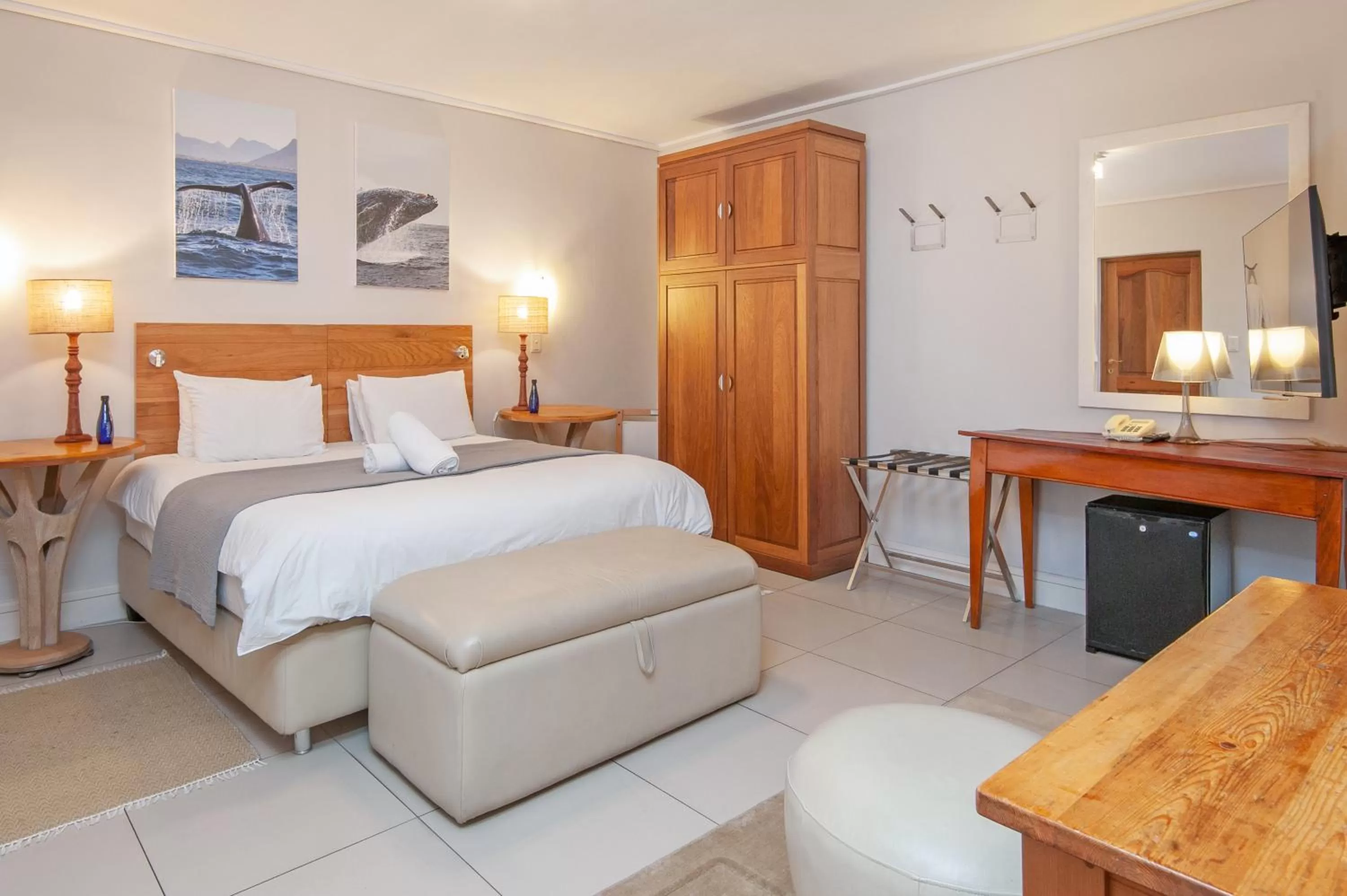 Bed in Harbour House Hotel - Manor House