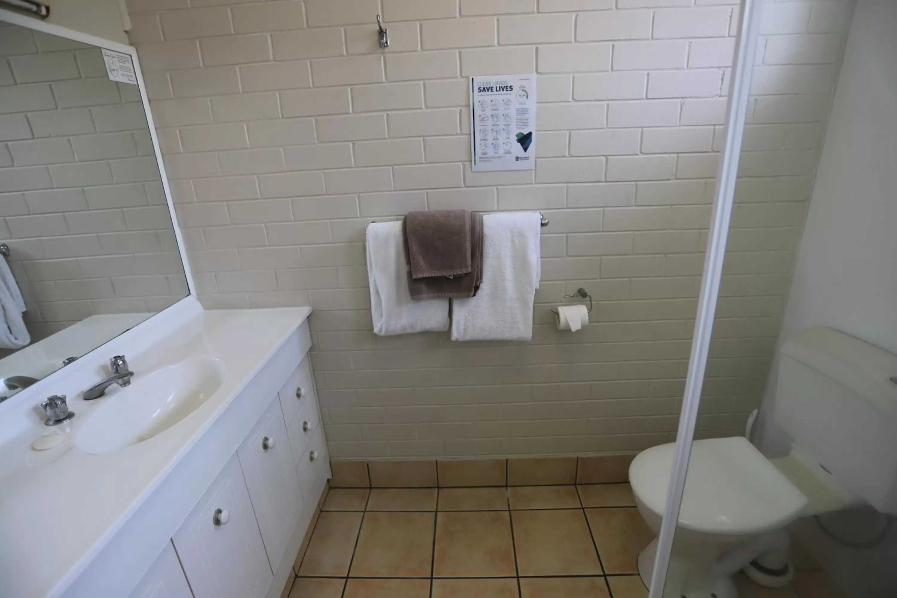Shower, Bathroom in Tropic Coast Motel