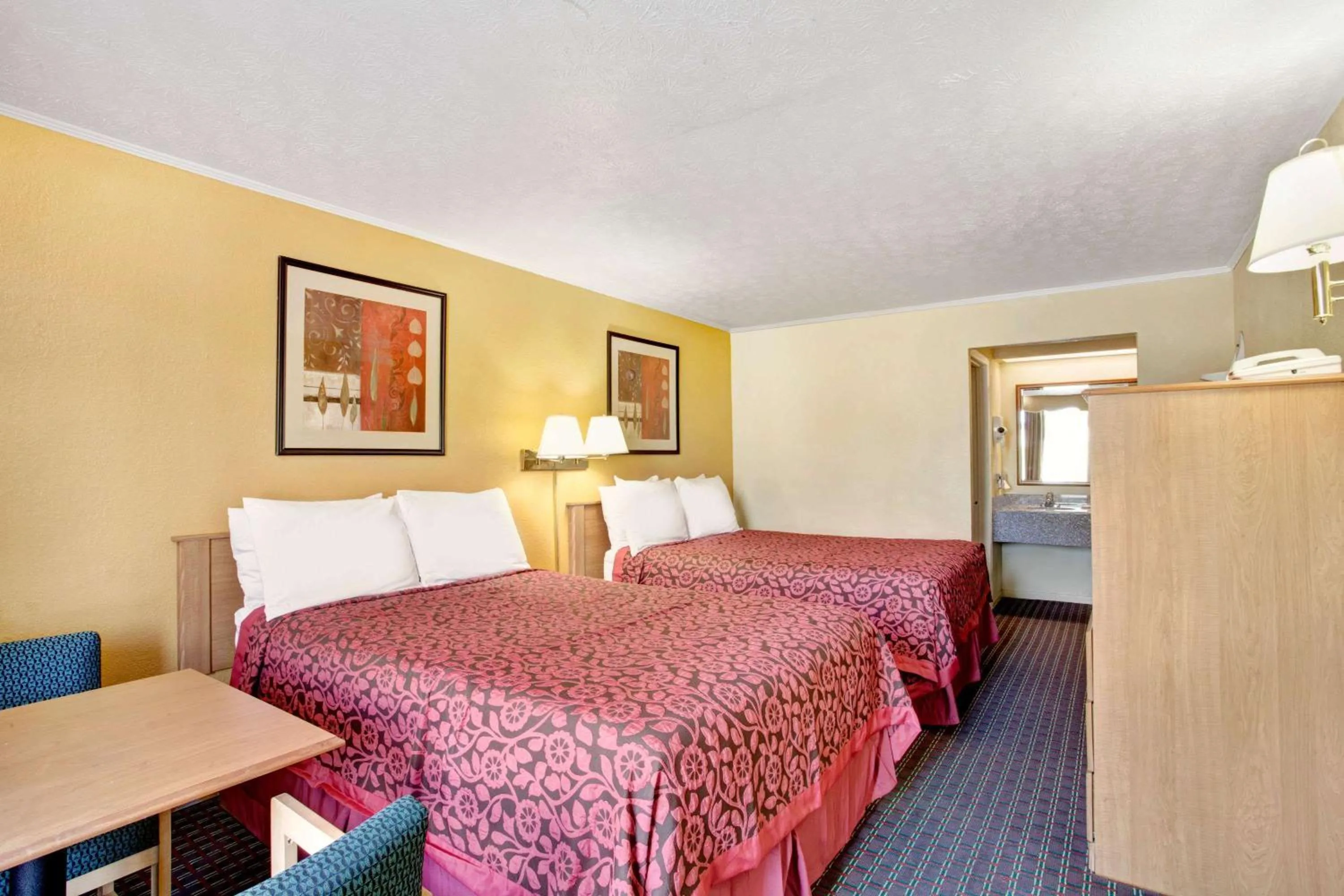 Photo of the whole room, Bed in Days Inn by Wyndham Knoxville West