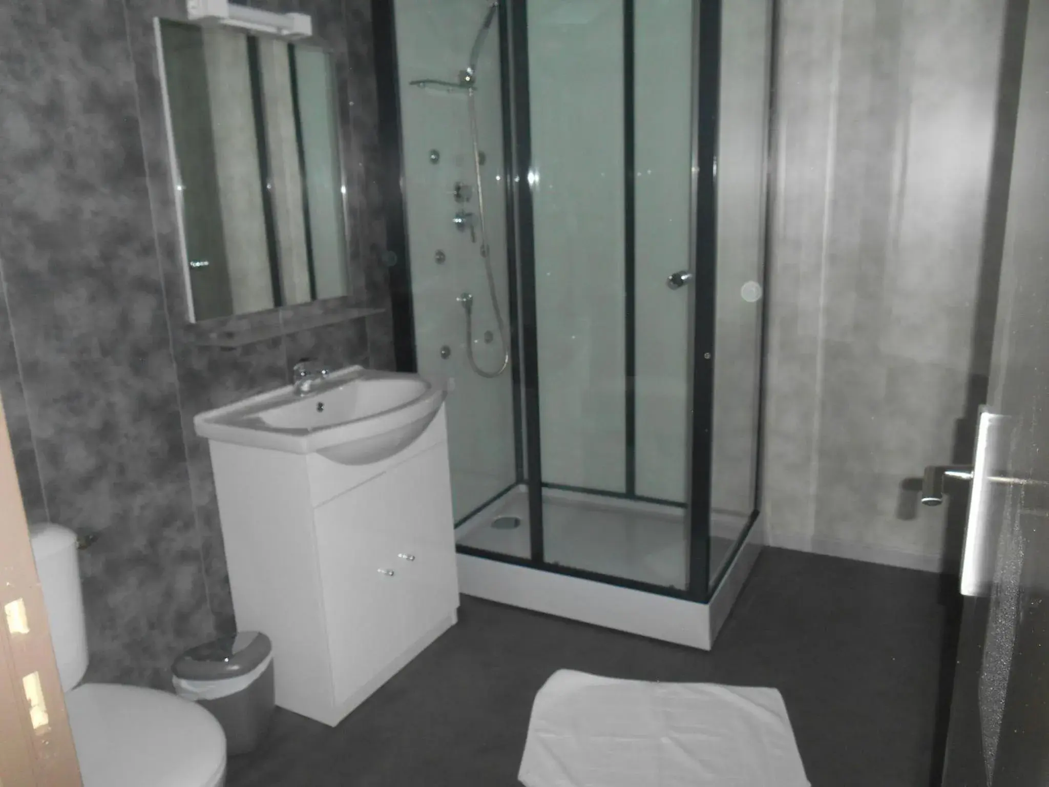 Shower, Bathroom in La Tente Verte