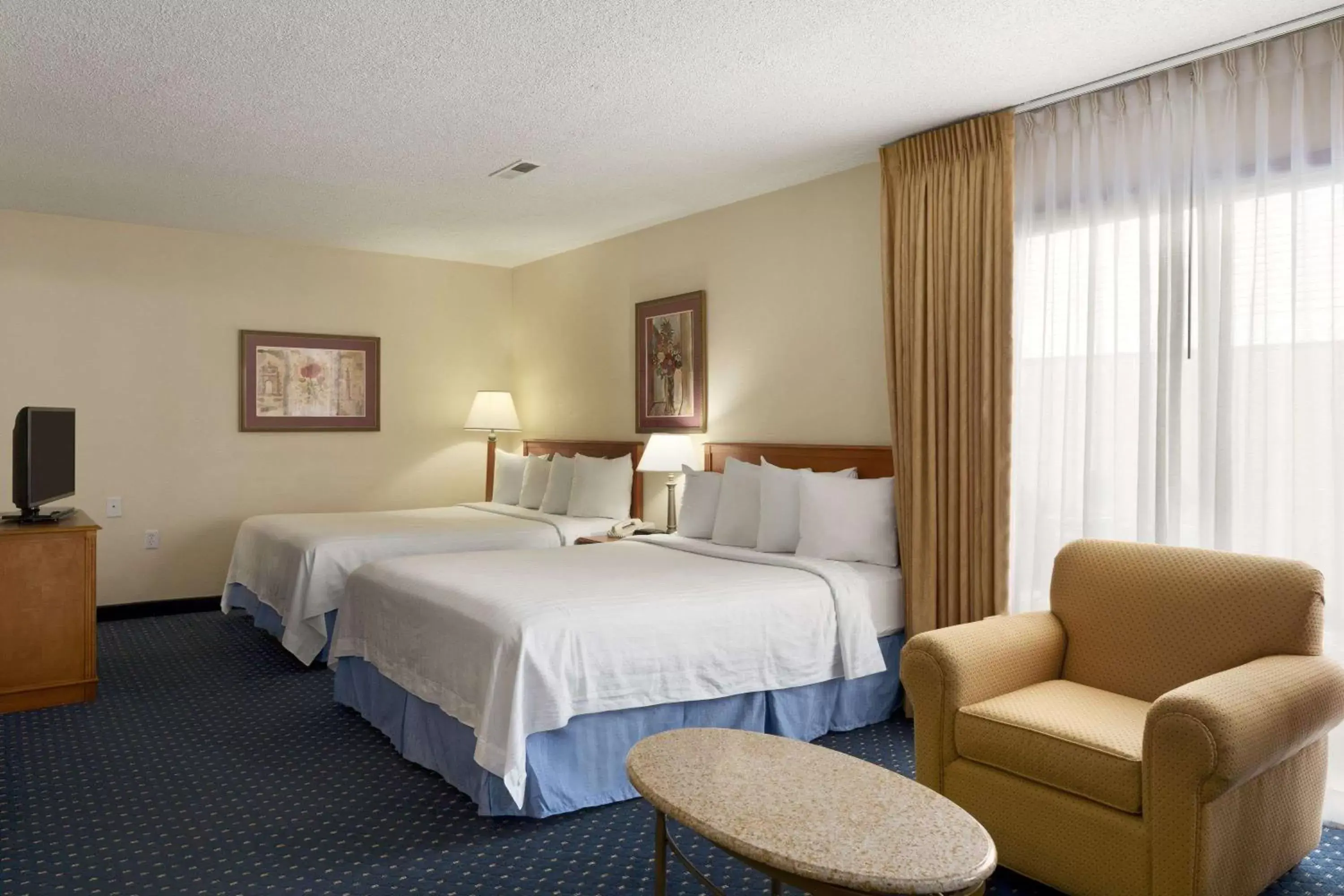 Photo of the whole room, Bed in Hawthorn Suites - Fort Wayne