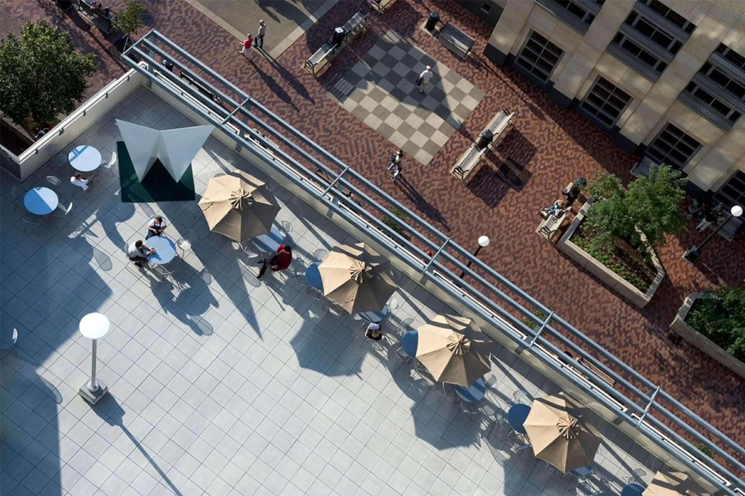Dining area in Hotelvetro Iowa City, Tapestry Collection By Hilton