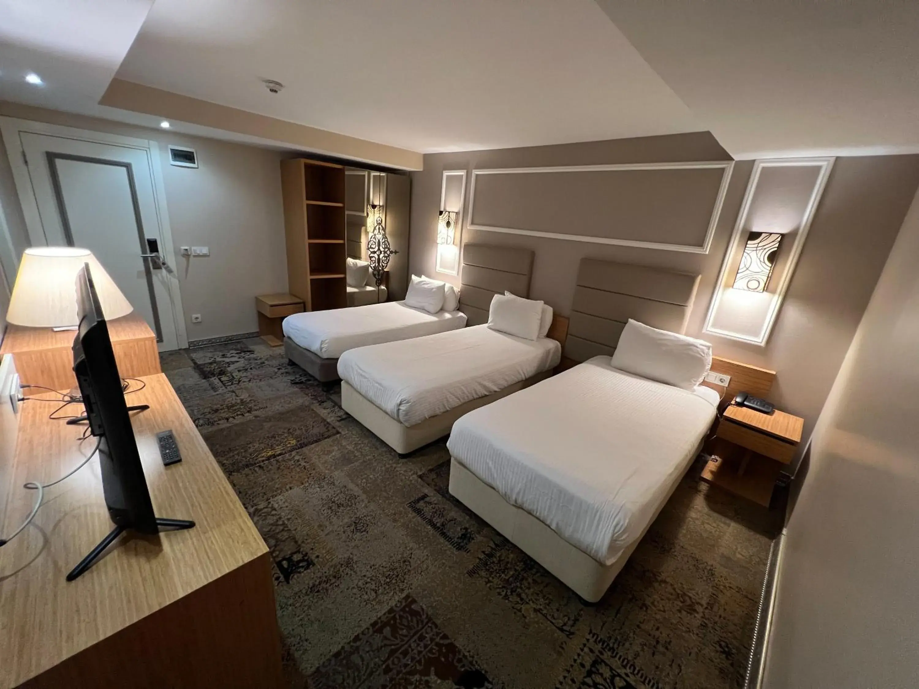 Bedroom, Bed in All Seasons Hotel