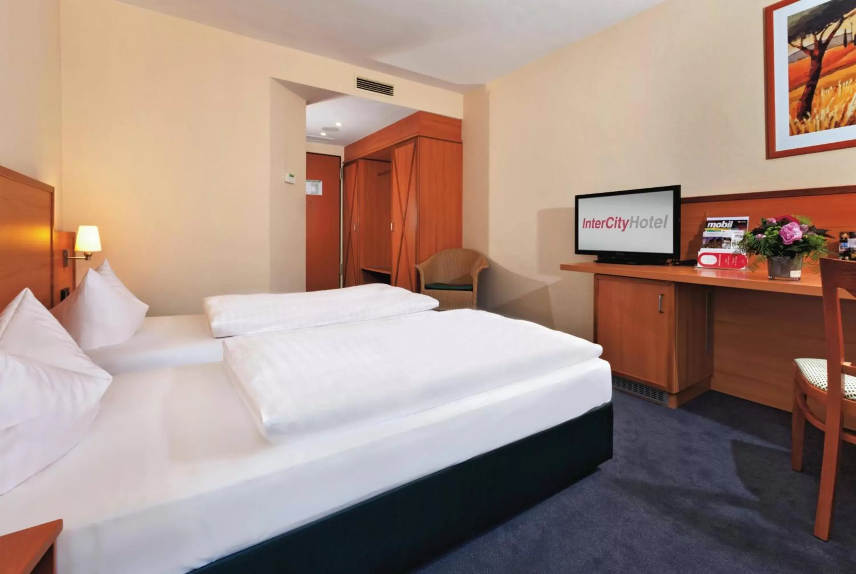 Photo of the whole room, Room Photo in IntercityHotel Bremen