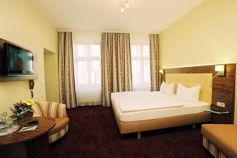 Photo of the whole room, Bed in Hotel zur Insel