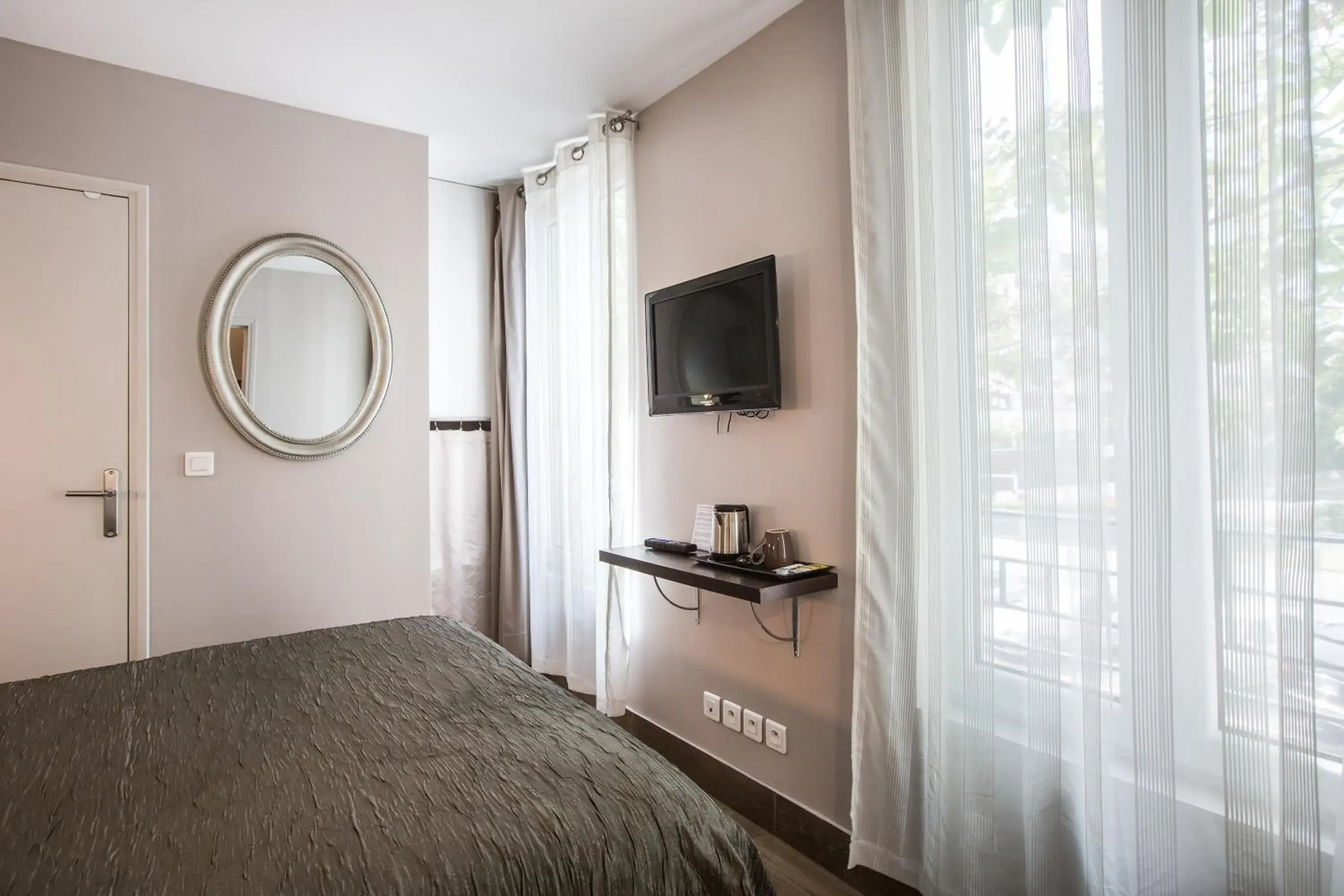 Bed, TV/Entertainment Center in Le Figuier