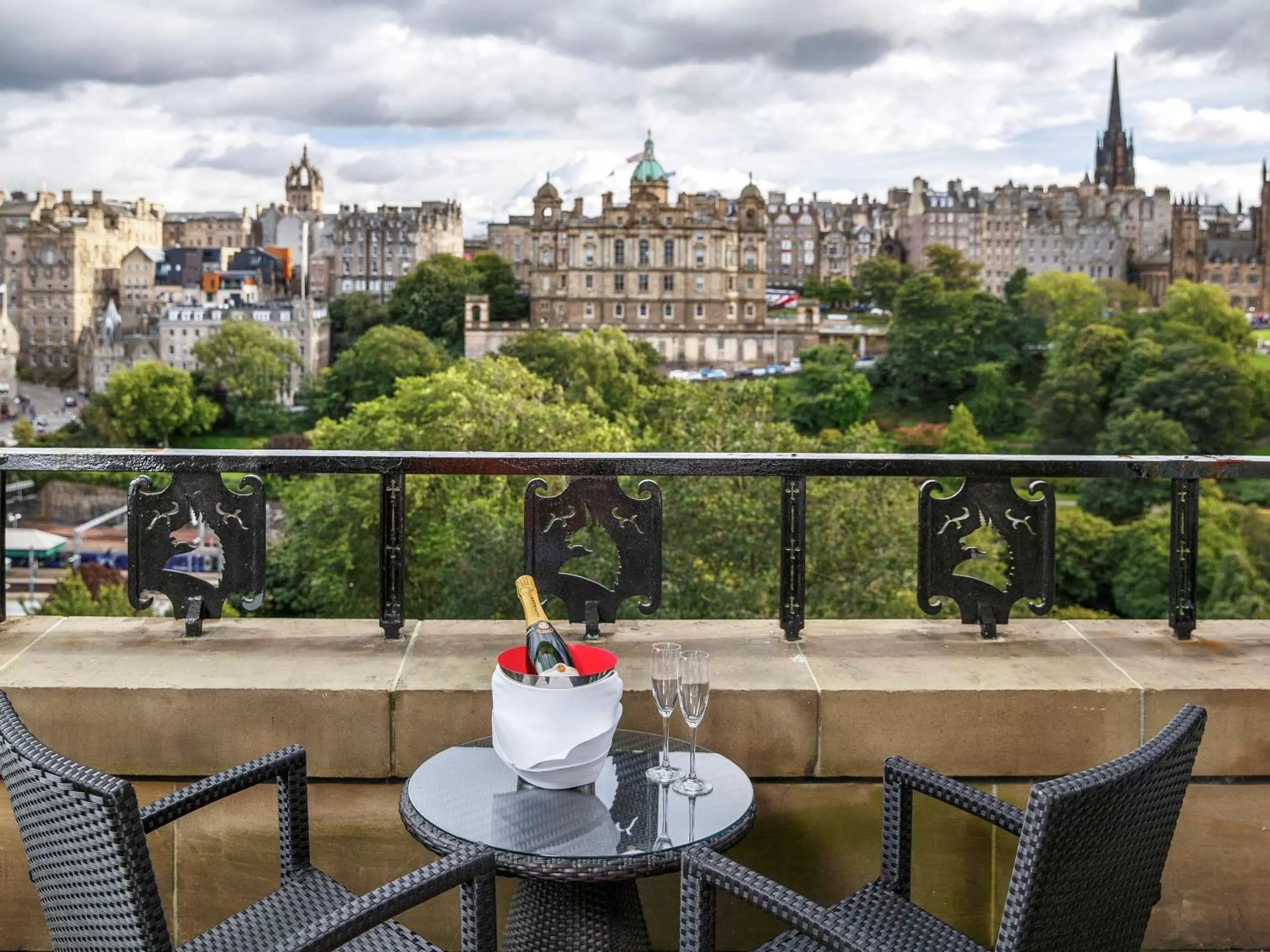 Photo of the whole room in Mercure Edinburgh City - Princes Street Hotel