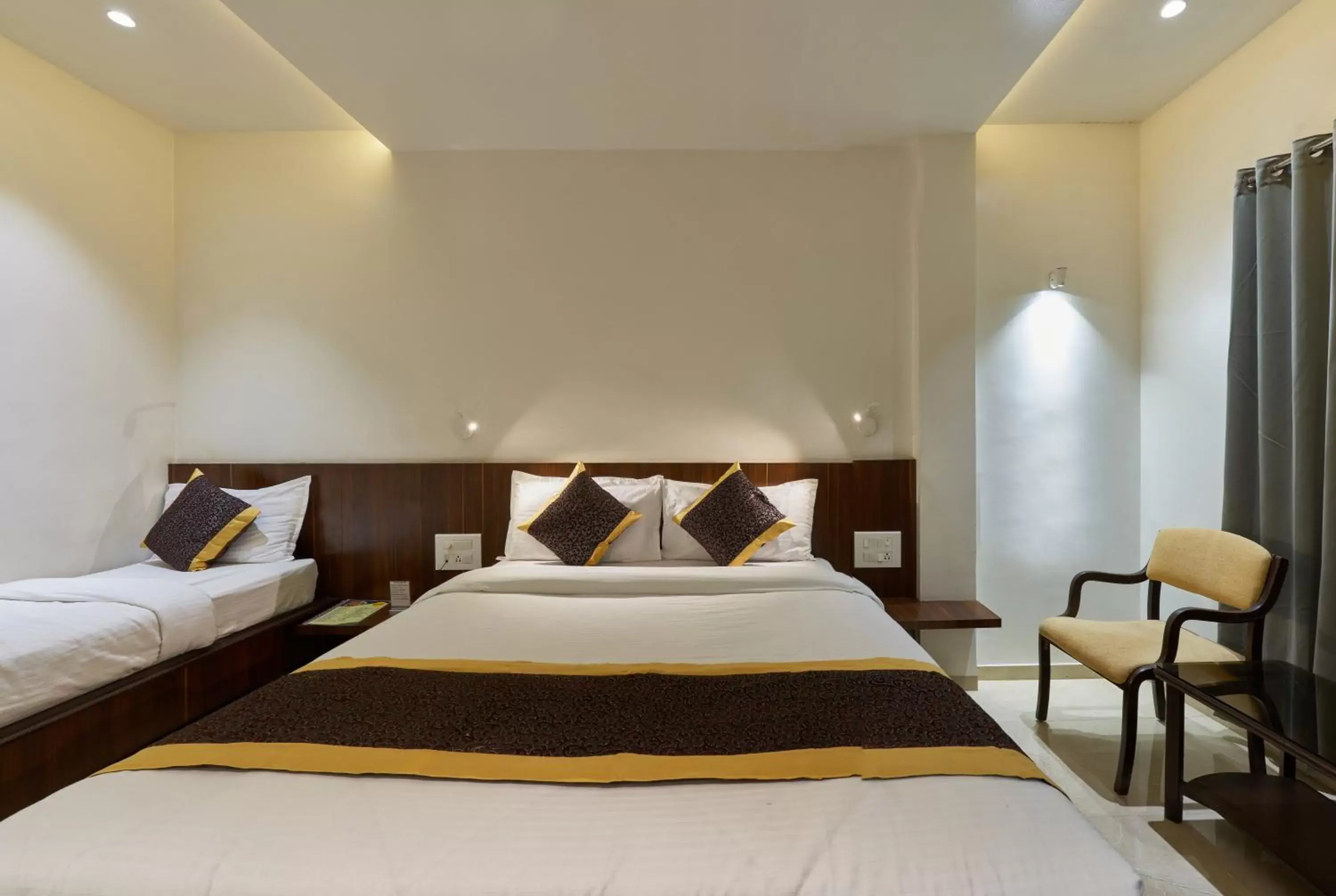 Photo of the whole room, Bed in Hotel Fortune Inn Photo of the whole room, Bed in Hotel Fortune Inn