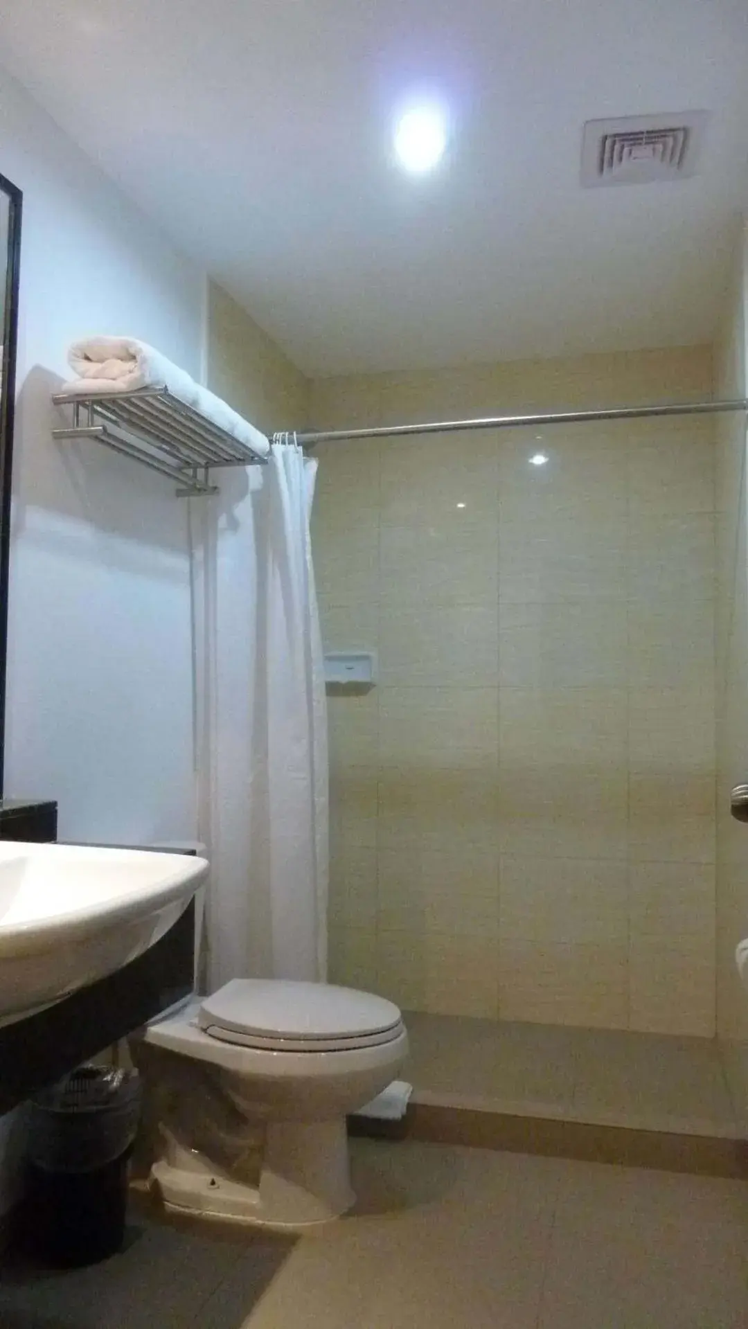 Bathroom in Circle Inn - Iloilo City Center