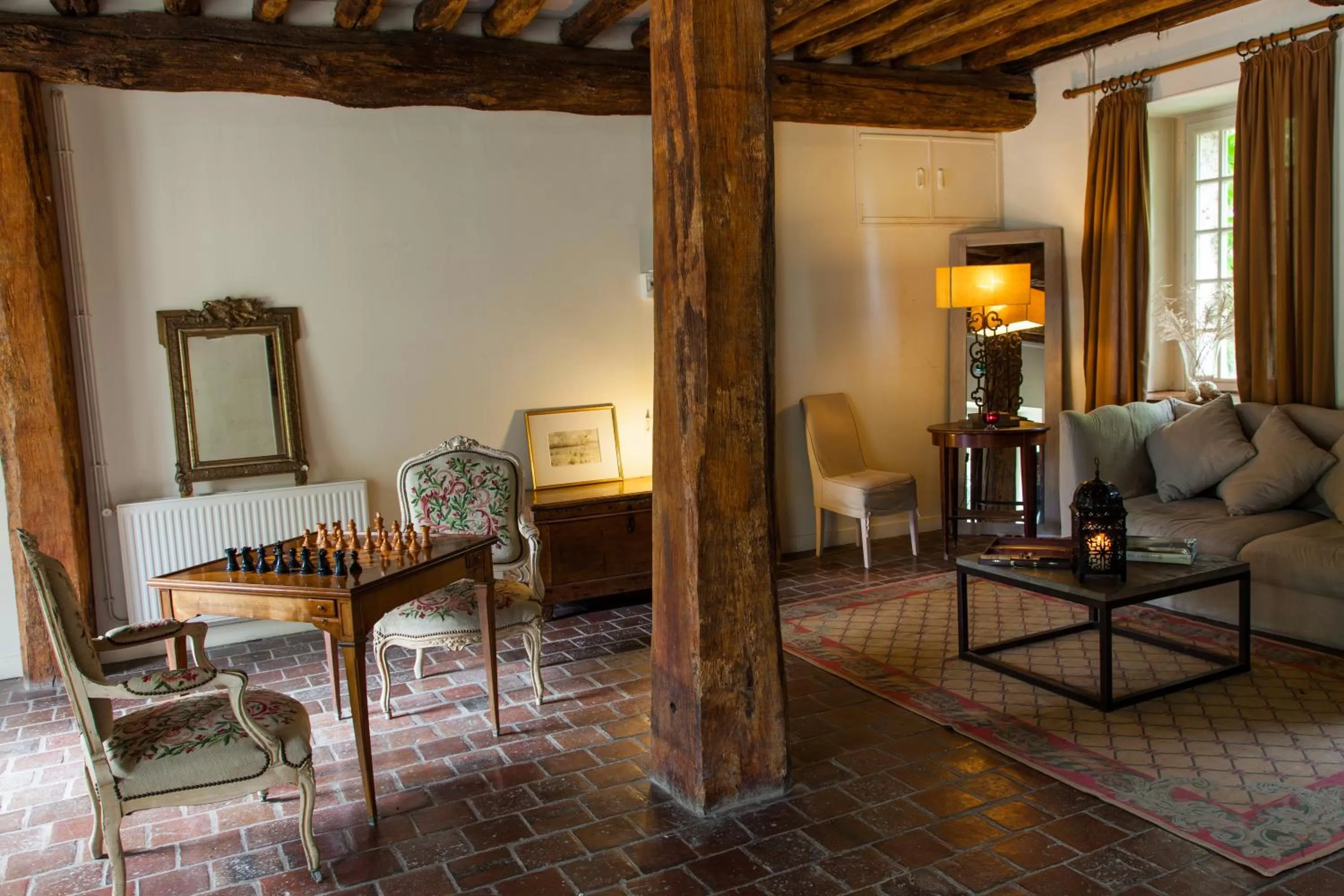 Communal lounge/ TV room in Domaine de Bellevue, The Originals Relais