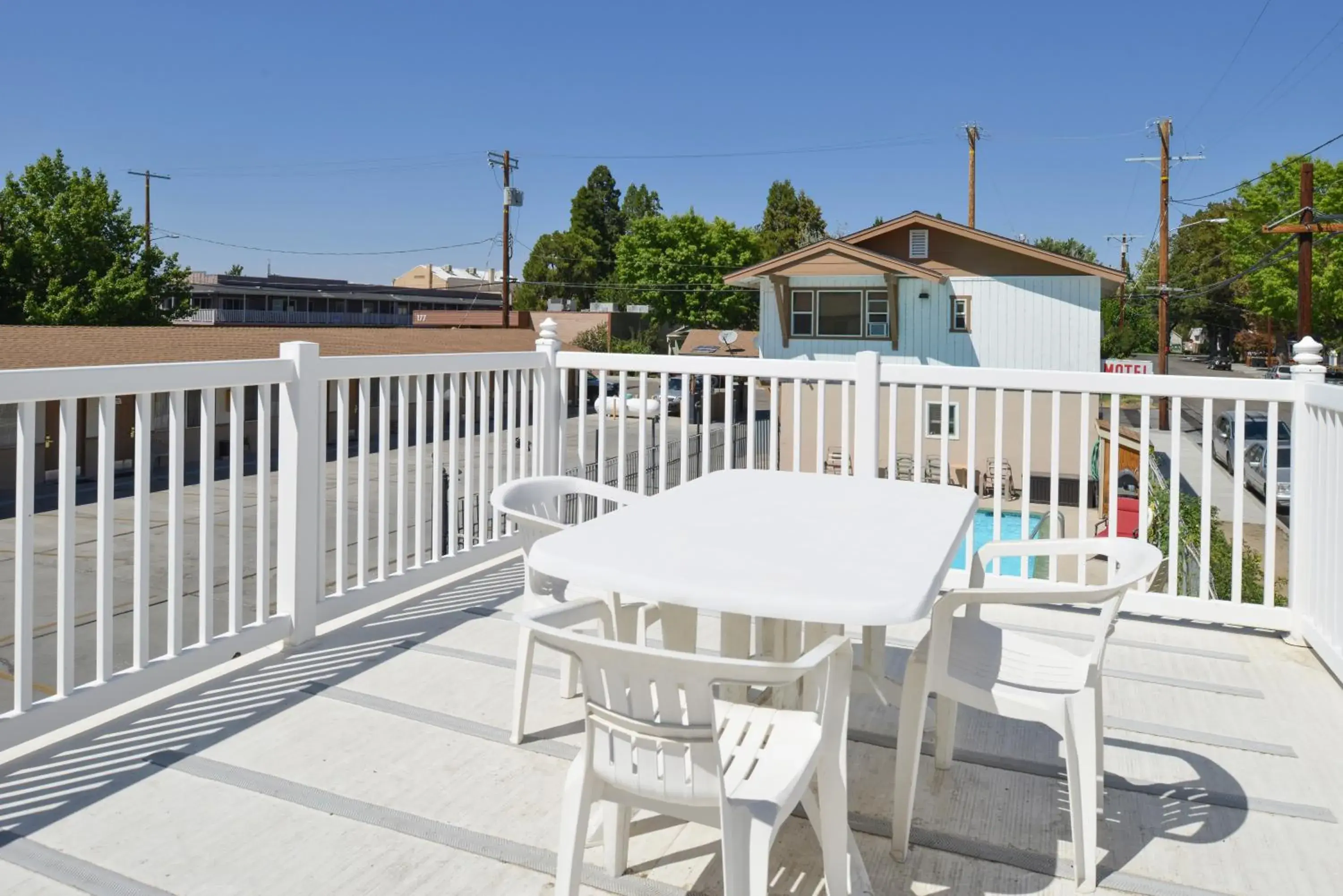 Property building, Balcony/Terrace in Bishop Inn