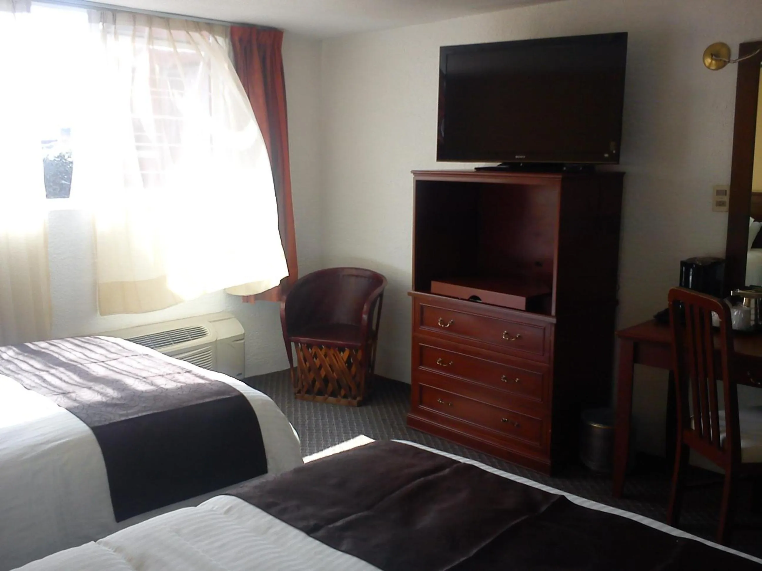 TV and multimedia, Bed in Howard Johnson by Wyndham Morelia Calle Real