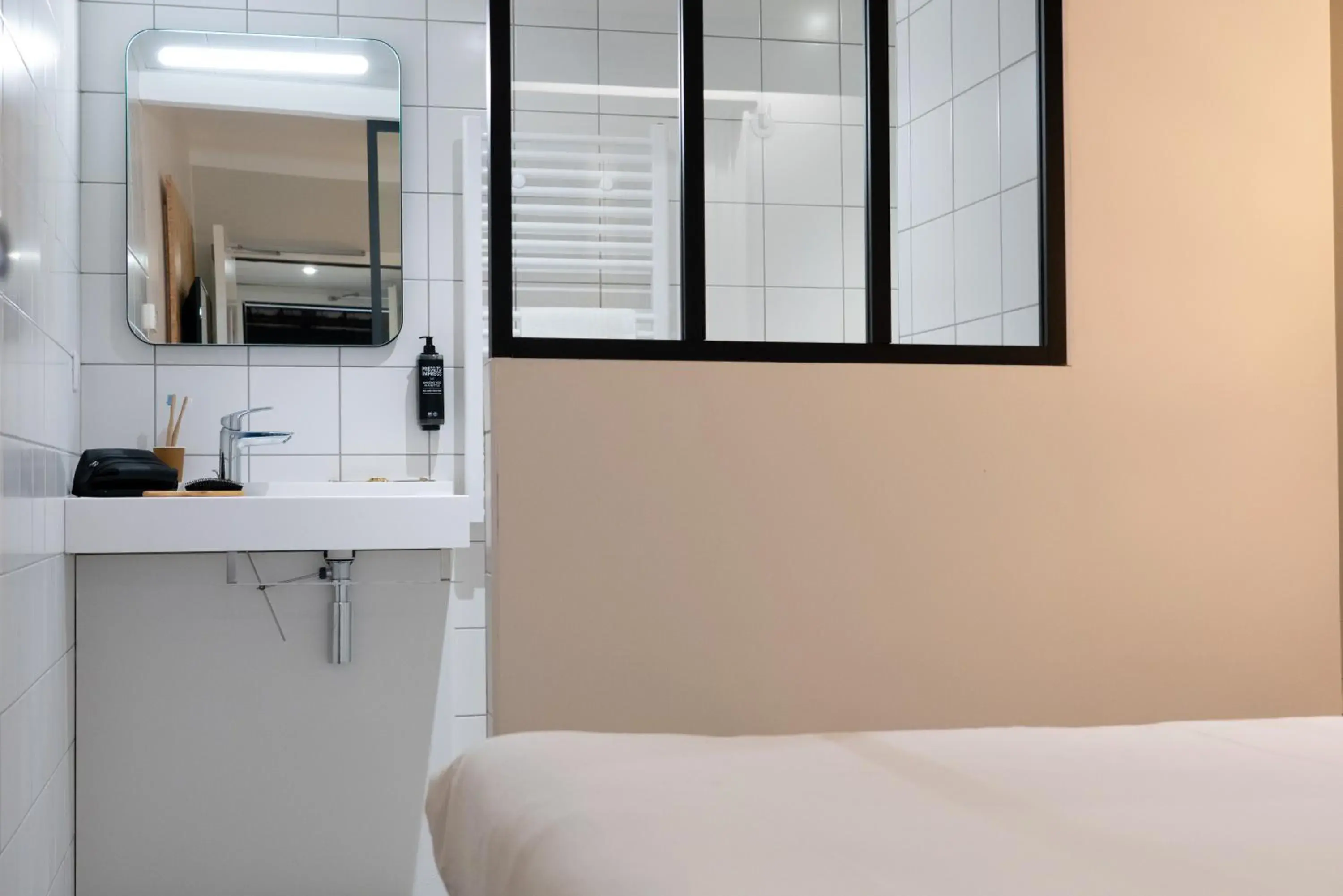 Bed, Kitchen/Kitchenette in ibis Styles Nancy Centre Gare